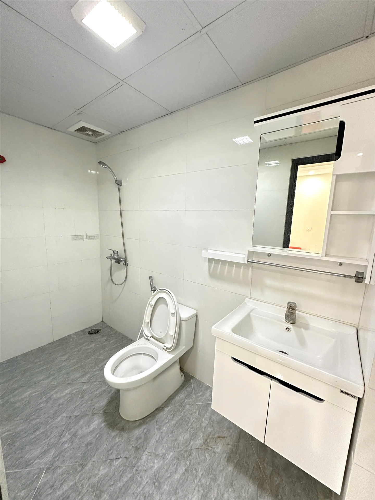 Phòng trọ Studio 35m2 tại TT House 3 Đường Láng - Đống Đa - Phòng tắm