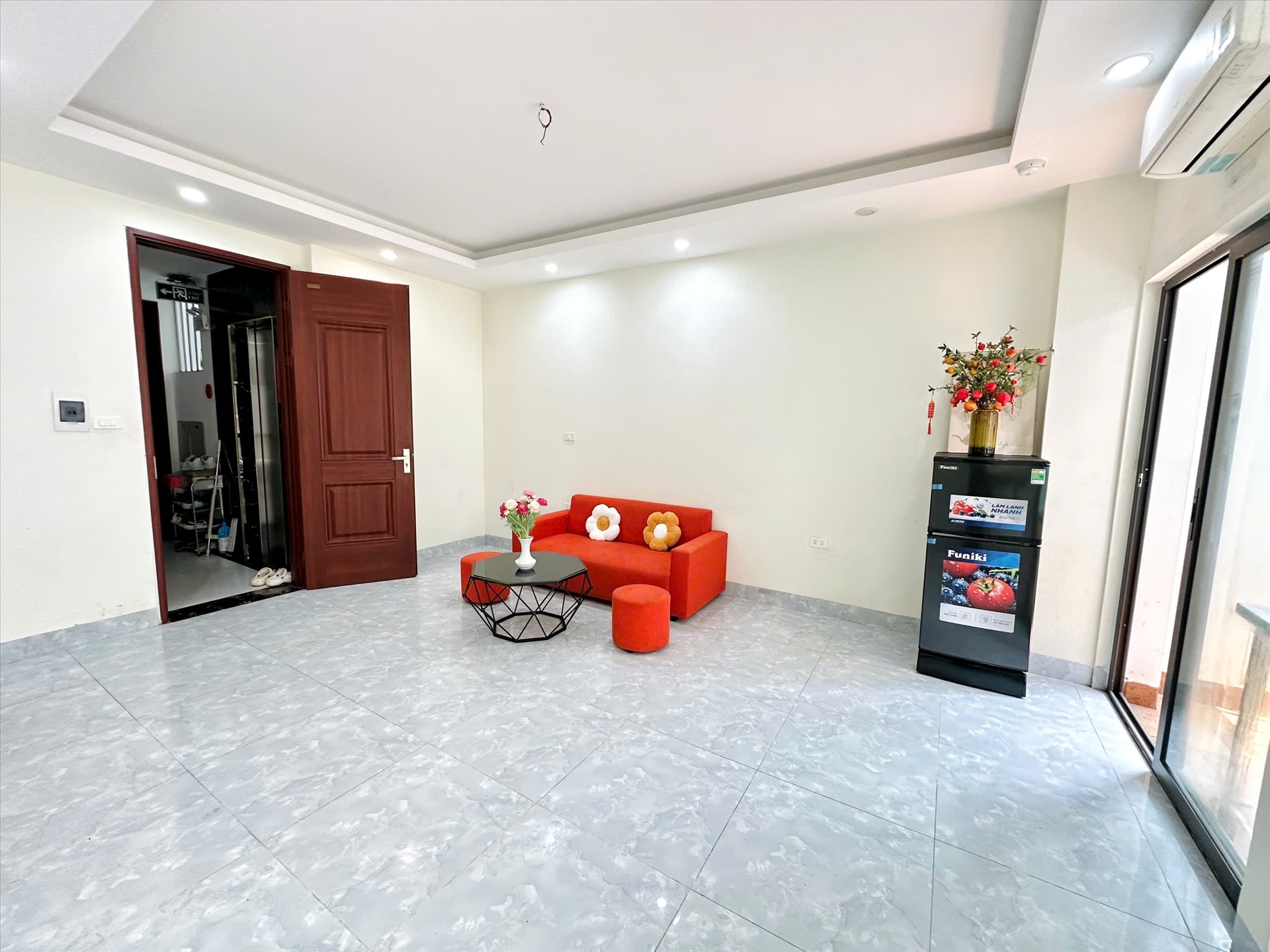 Phòng trọ Studio 35m2 tại TT House 3 Đường Láng - Đống Đa - Phòng khách