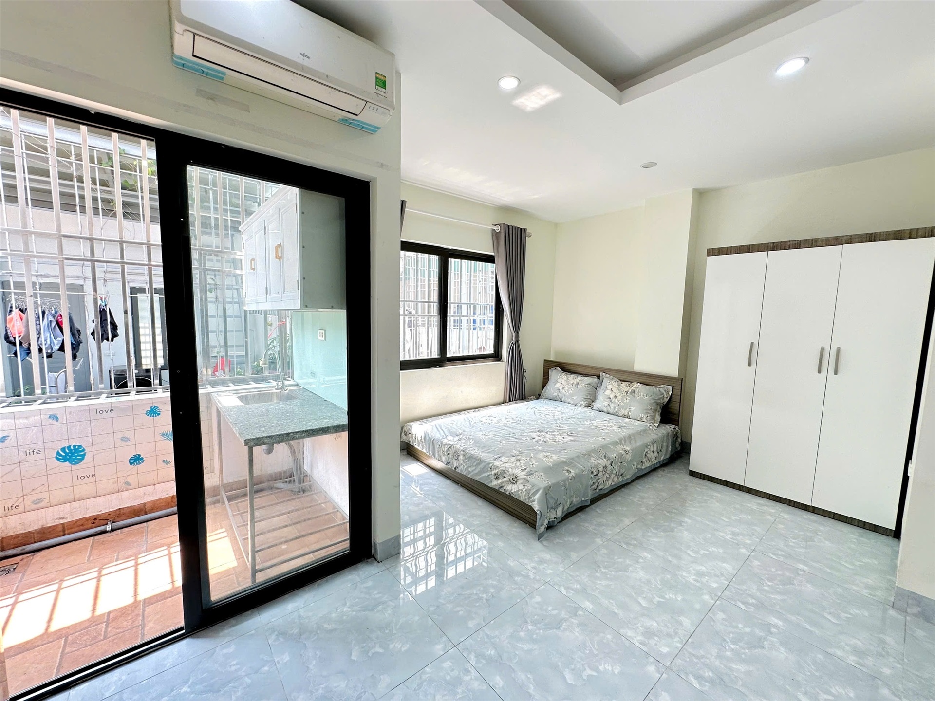 Phòng trọ Studio 35m2 tại TT House 3 Đường Láng - Đống Đa - Góc làm việc