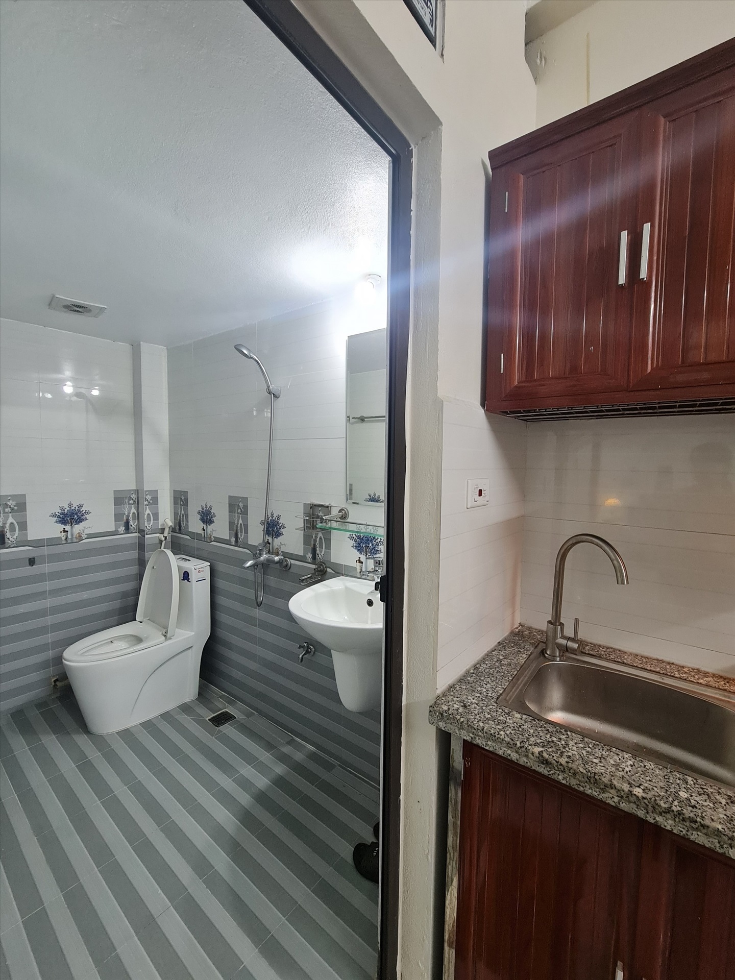 Phòng trọ Studio 40m2 tại THT Land Phạm Văn Đồng - Cầu Giấy - Phòng tắm