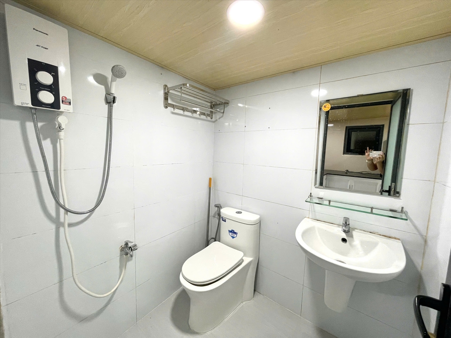 Phòng trọ Duplex 25m2 tại Jinjoo Home Ngô Tất Tố - Bình Thạnh - Phòng tắm