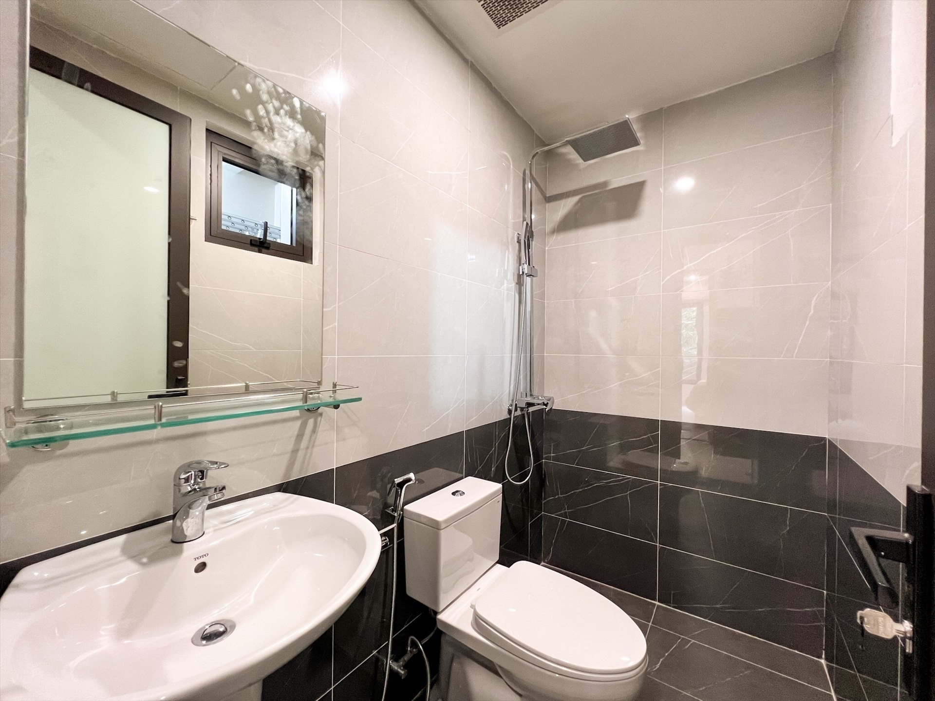 Phòng trọ 2 Phòng ngủ 60m2 tại Nine House Đội Cấn - Ba Đình - Phòng tắm