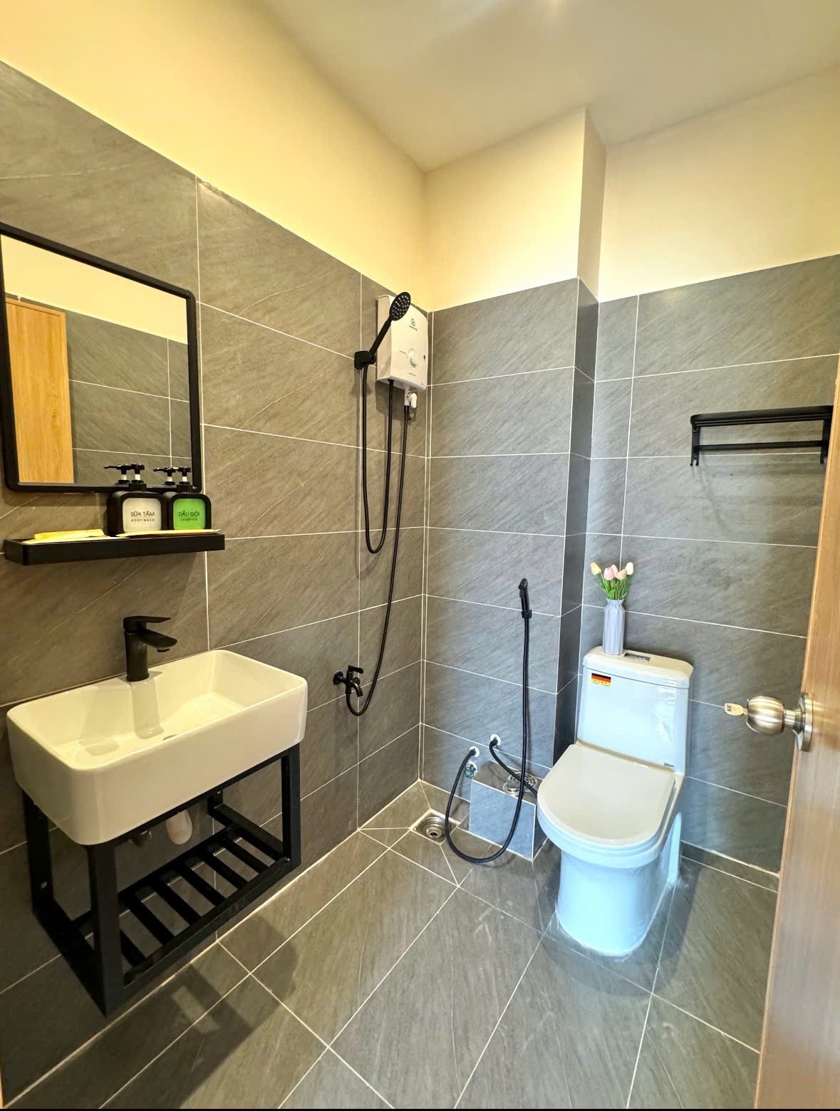 Phòng trọ 1 Phòng ngủ 35m2 tại AT Home Trường Sa - Phú Nhuận - Phòng tắm