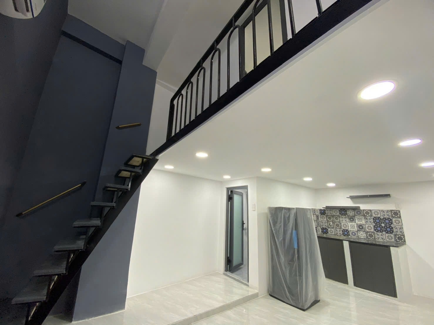 Phòng trọ Duplex 45m2 tại Huy Thịnh Apartment Phó Đức Chính - Quận 1 - Phòng khách