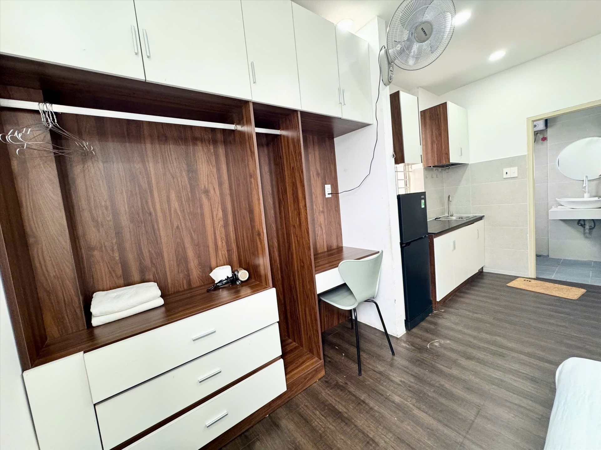 Phòng trọ Studio 20m2 tại CM House Trường Sa - Quận 3 - Góc làm việc