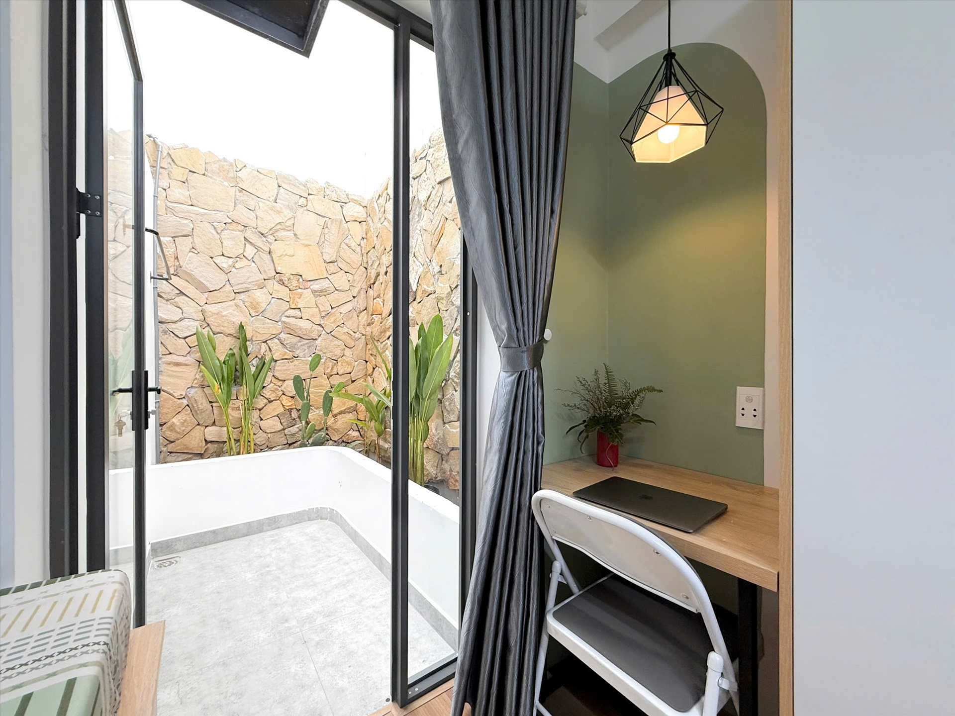 Phòng trọ Studio 30m2 tại HL Apartment Sông Thương - Tân Bình - Ban công
