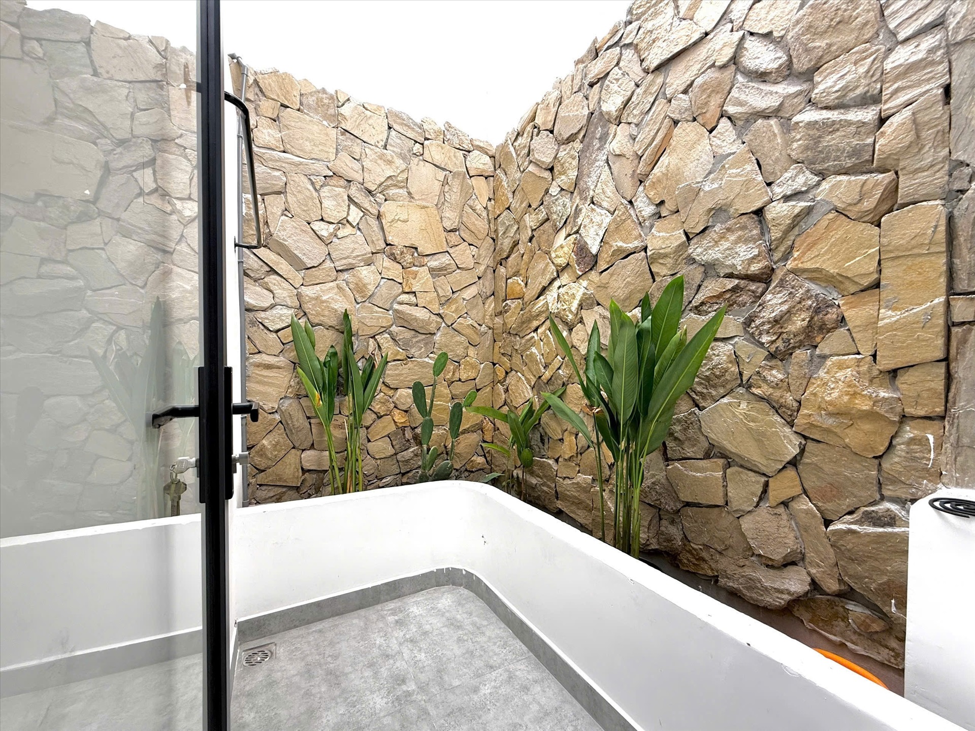 Phòng trọ Studio 30m2 tại HL Apartment Sông Thương - Tân Bình - Ban công