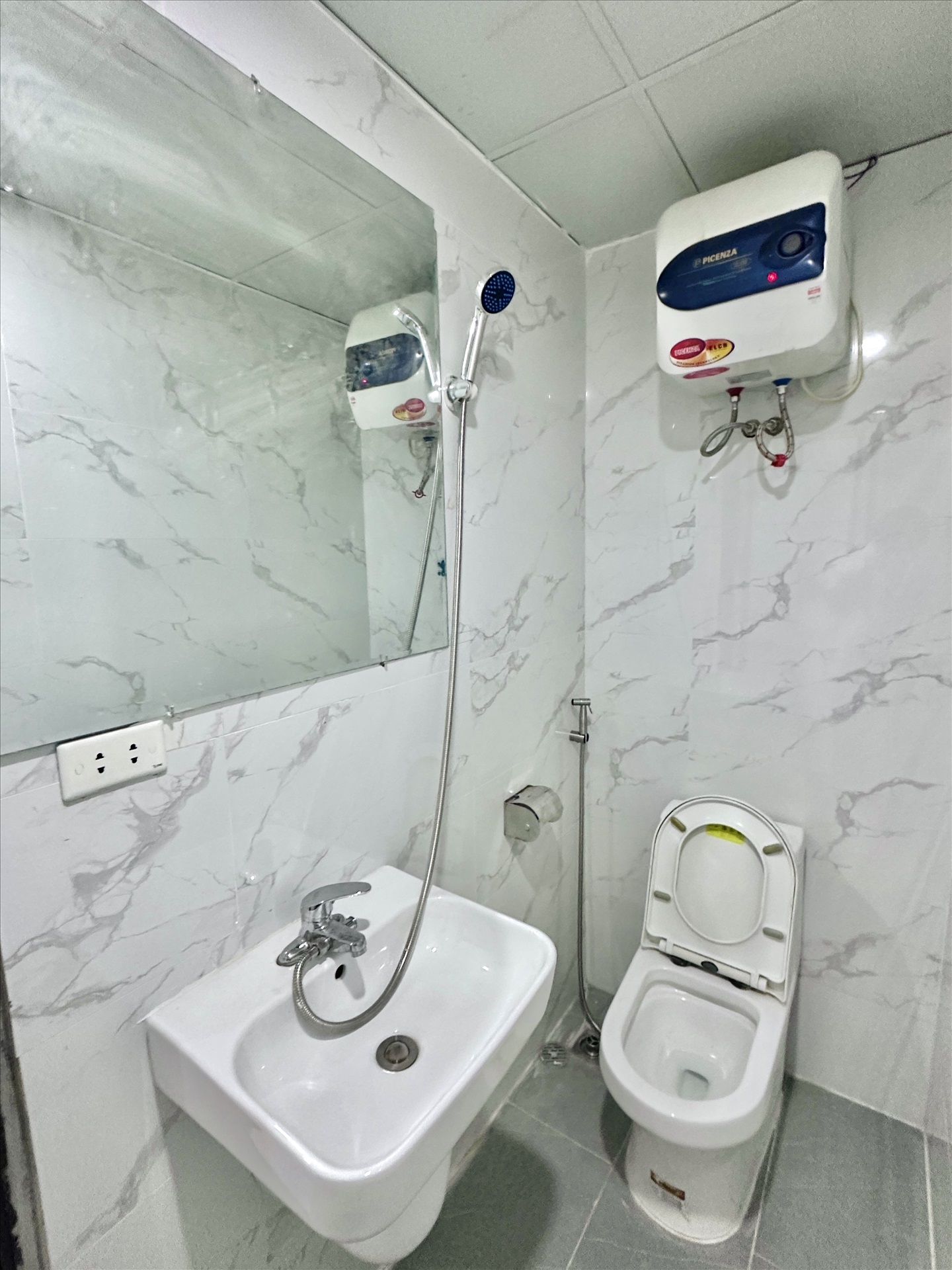 Phòng trọ Studio 28m2 tại Suha Home Nguyễn Văn Huyên - Cầu Giấy - Phòng tắm