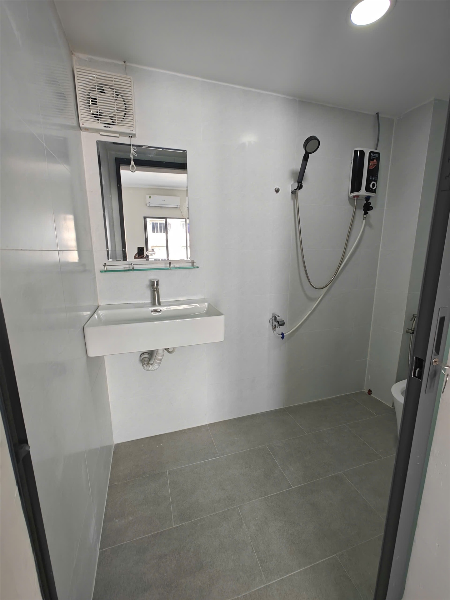 Phòng trọ Studio 20m2 tại AH Home Hoàng Văn Thụ - Tân Bình - Phòng tắm