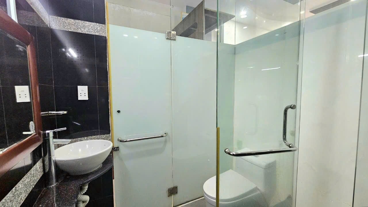 Phòng trọ Duplex 30m2 tại QN Group Nguyễn Thiện Thuật - Quận 3 - Phòng tắm
