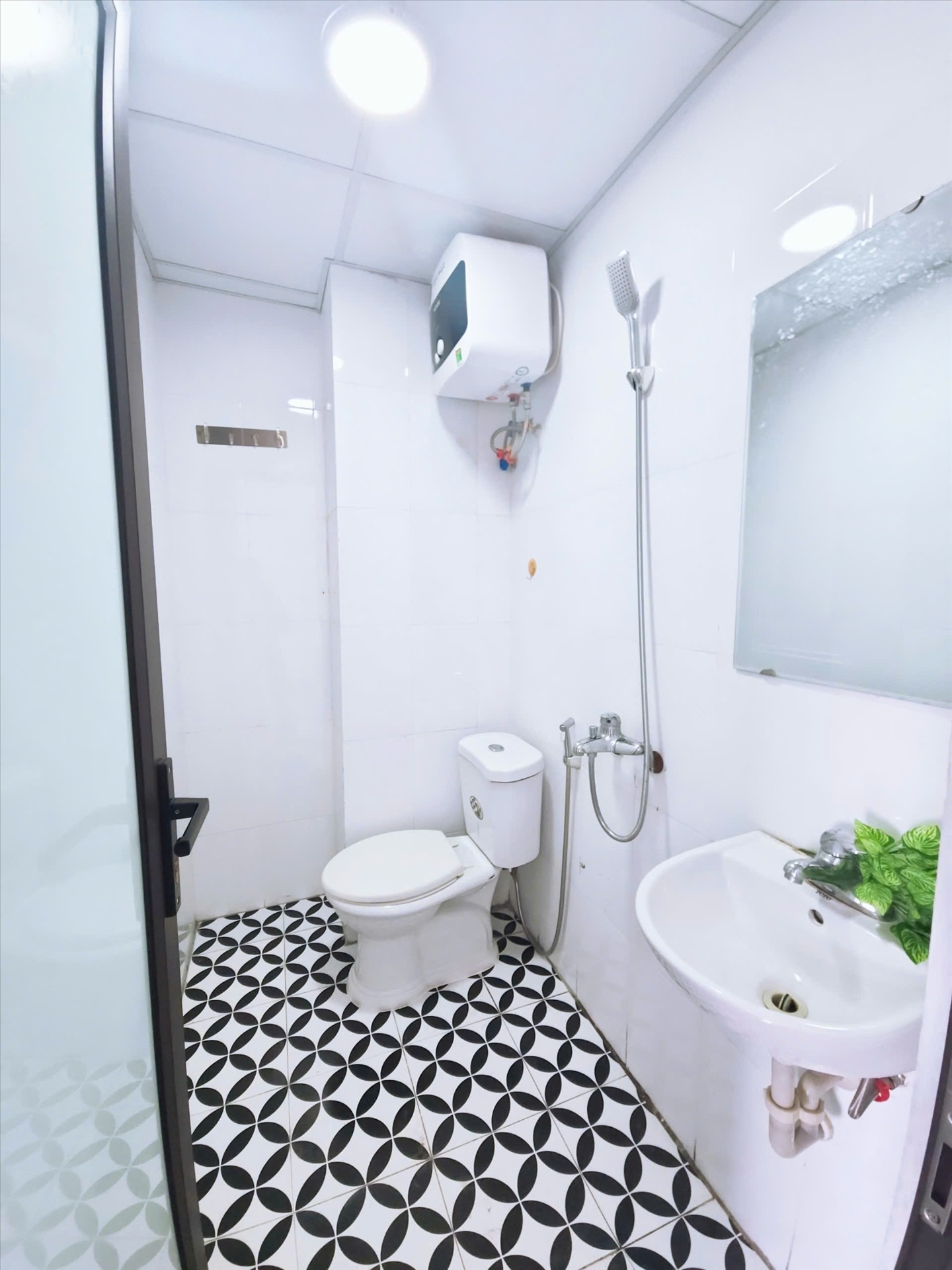 Phòng trọ Studio 25m2 tại HappyHomes 2 Phú Thượng - Tây Hồ - Phòng tắm