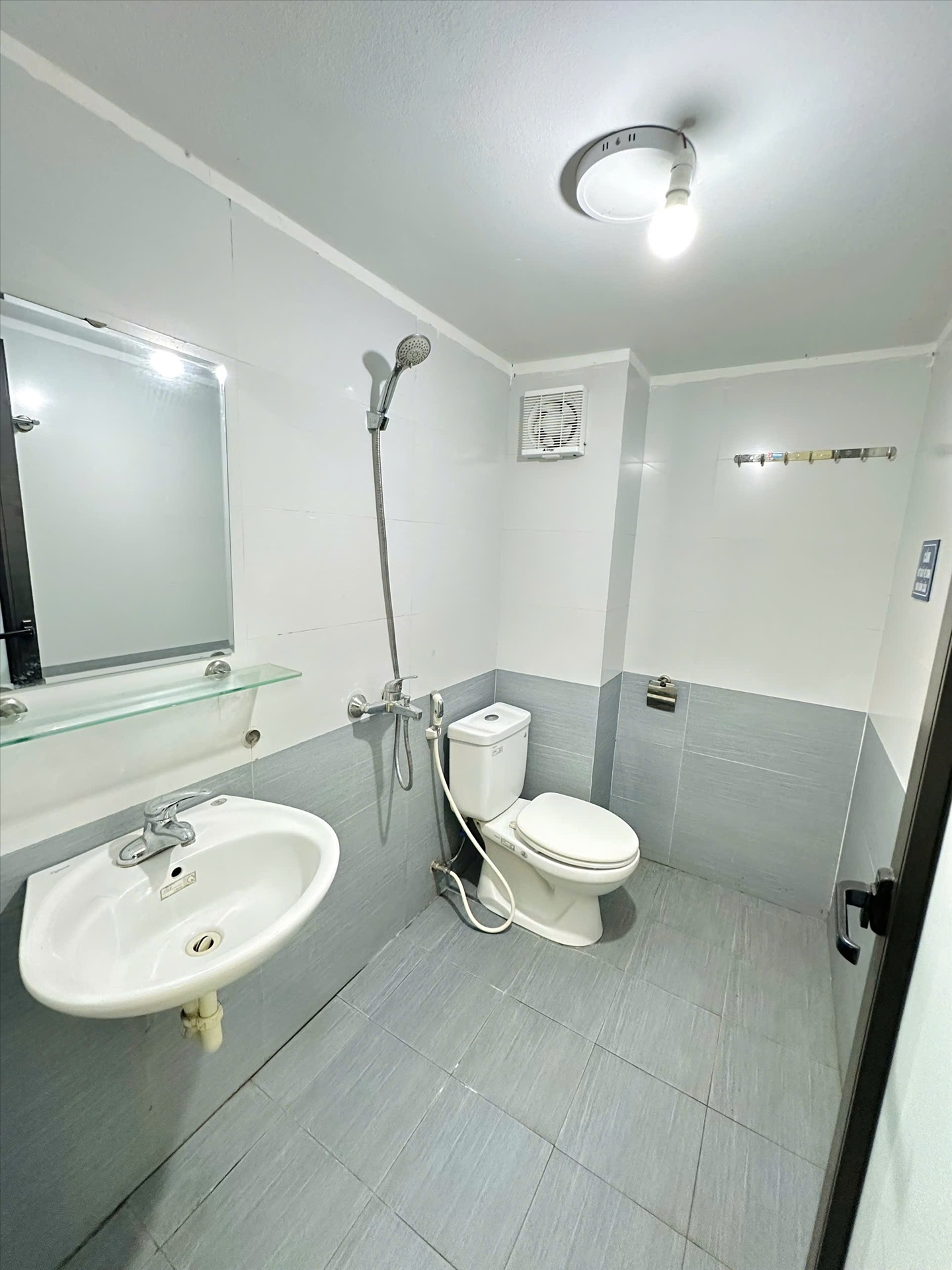 Phòng trọ Studio 28m2 tại TT House 1 Dịch Vọng Hậu - Cầu Giấy - Phòng tắm