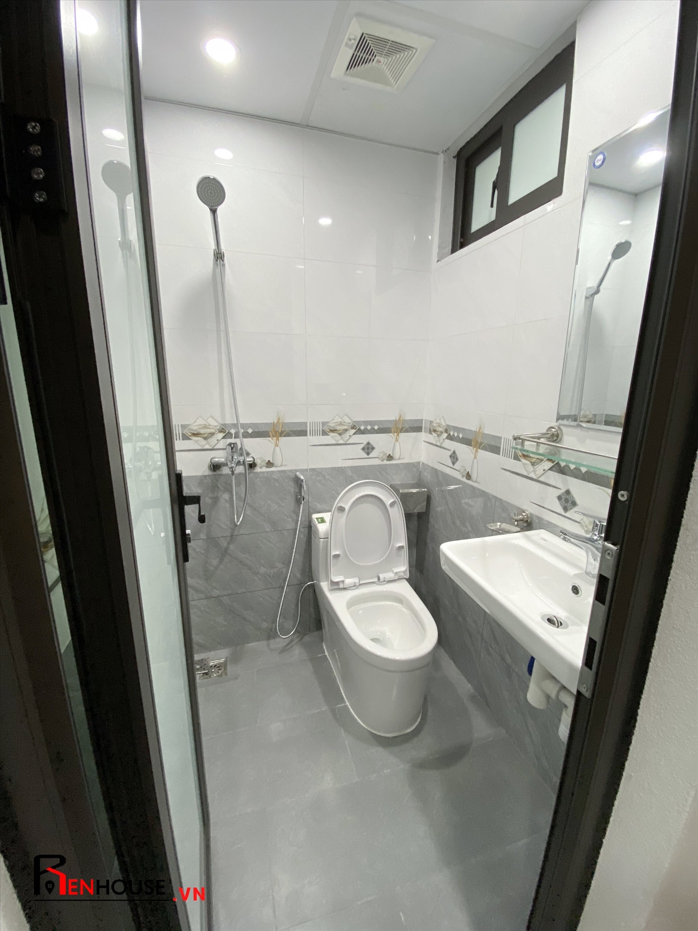 Phòng trọ Studio 26m2 tại RenHouse Mễ Trì Thượng - Nam Từ Liêm - Phòng tắm