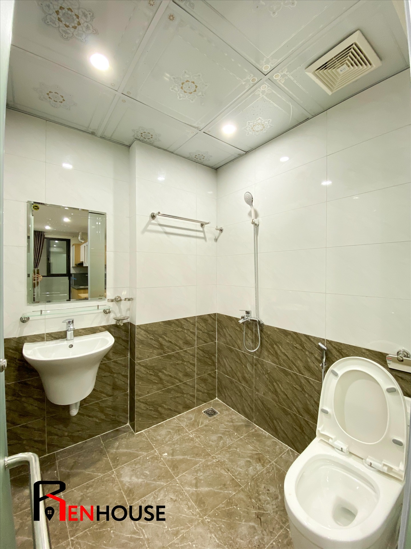 Phòng trọ Studio 26m2 tại RenHouse 4 Trần Thái Tông - Cầu Giấy - Phòng tắm