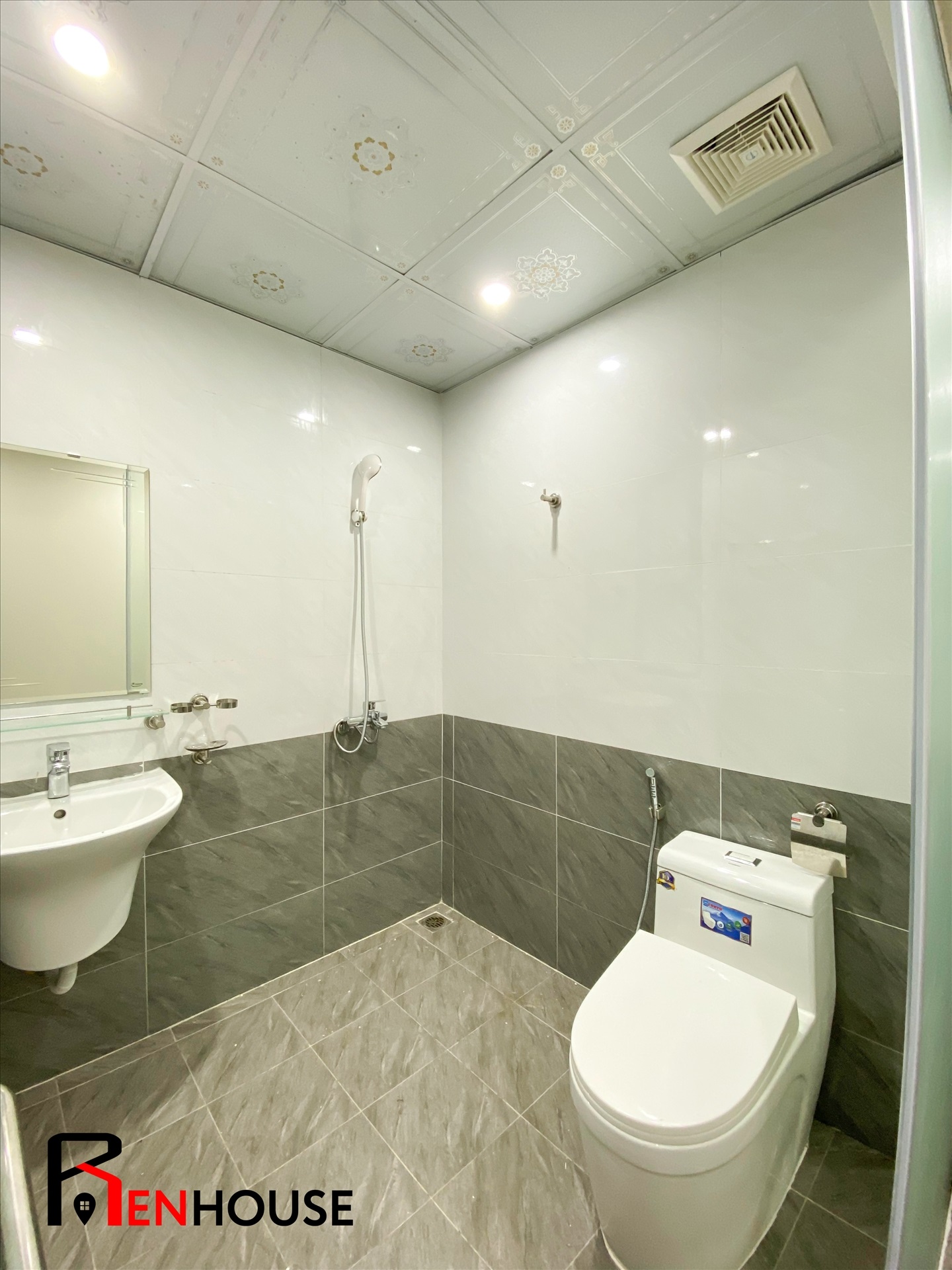 Phòng trọ Studio 28m2 tại RenHouse 4 Trần Thái Tông - Cầu Giấy - Phòng tắm