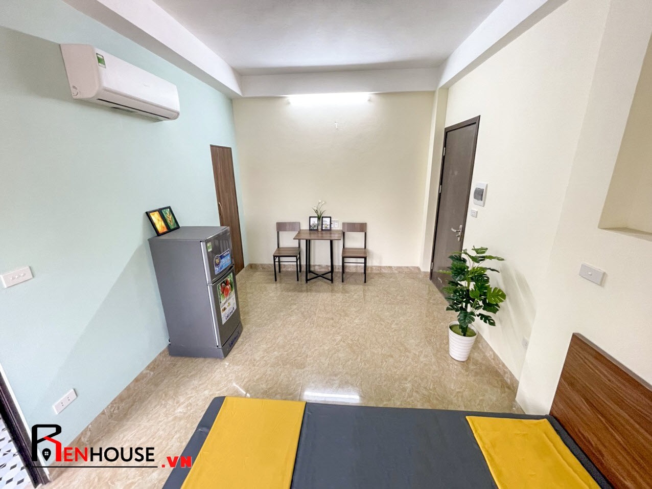 Phòng trọ Studio 30m2 tại RenHouse Trần Thái Tông - Cầu Giấy - Phòng khách