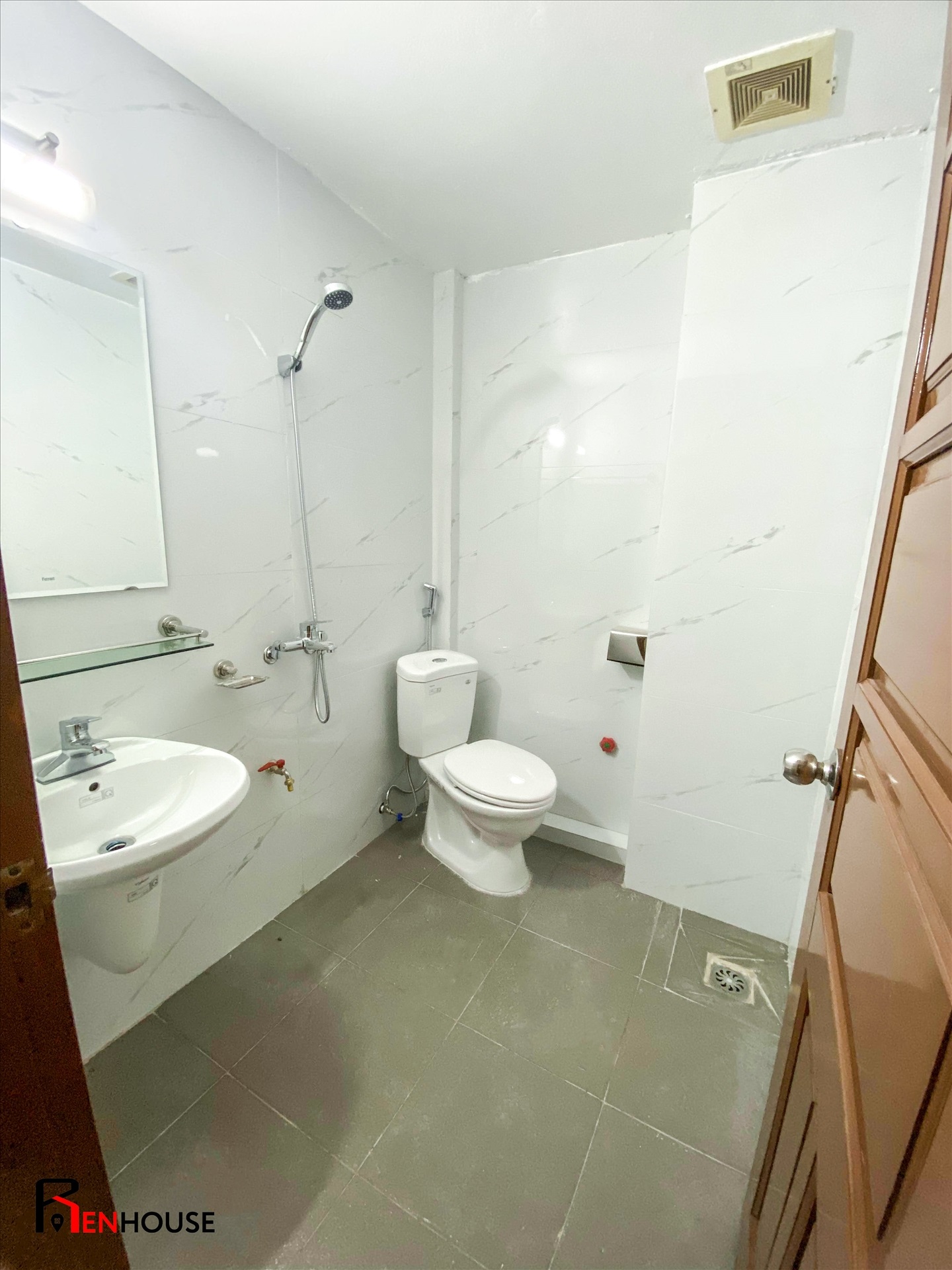 Phòng trọ Studio 28m2 tại RenHouse Dịch Vọng Hậu - Cầu Giấy - Phòng tắm