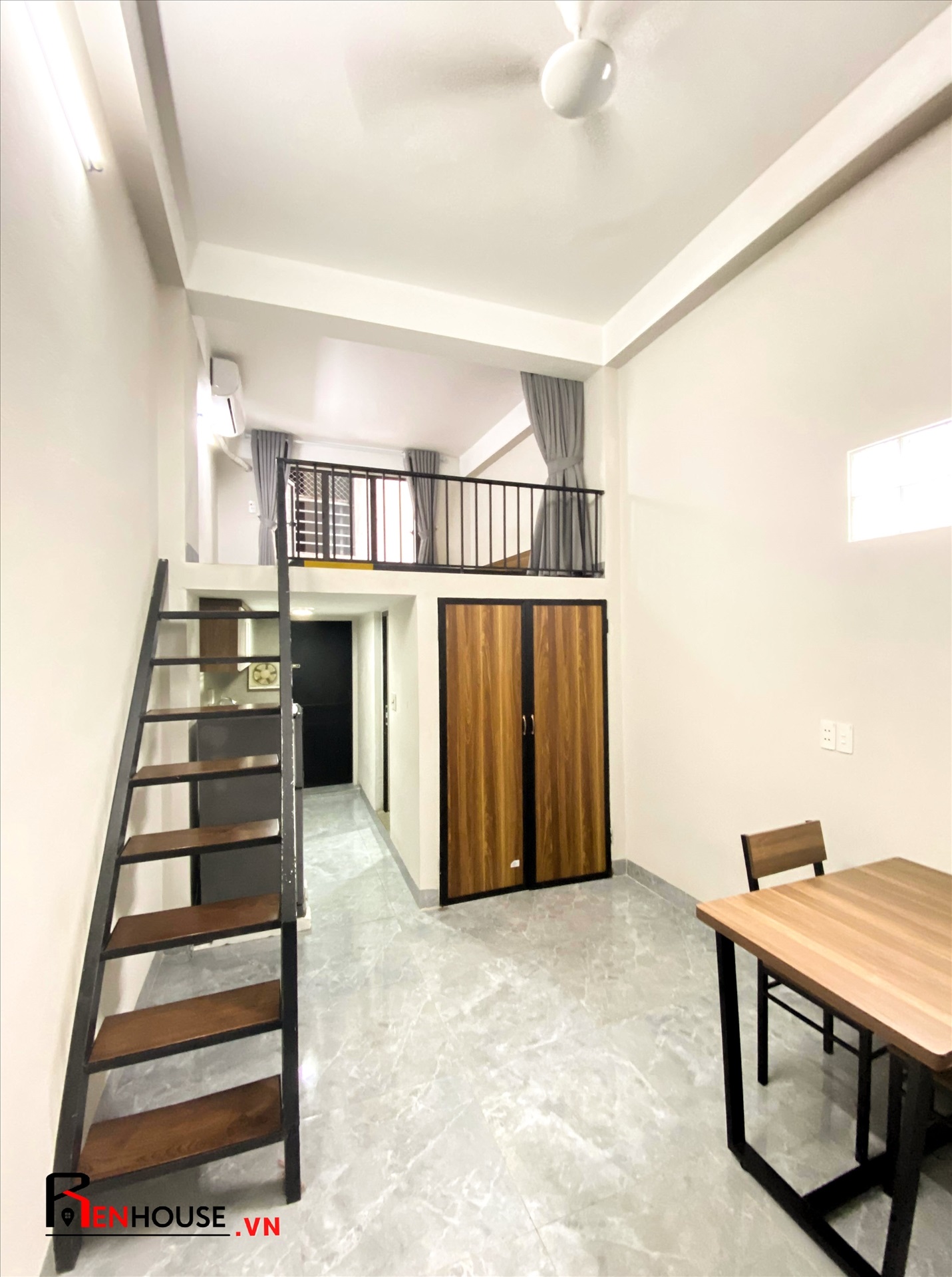 Phòng trọ Duplex 30m2 tại RenHouse 3 Trần Thái Tông - Cầu Giấy - Phòng khách