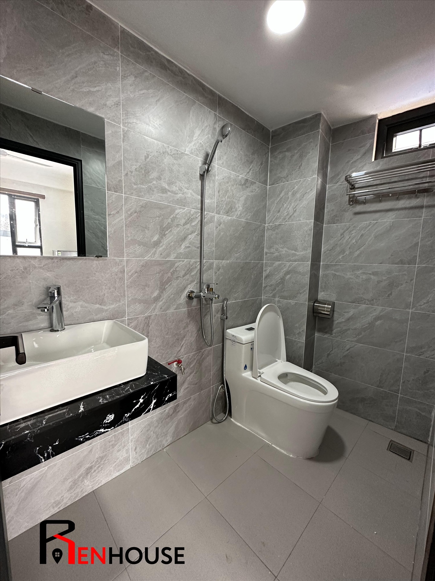 Phòng trọ Studio 32m2 tại RenHouse Hồ Tùng Mậu - Bắc Từ Liêm - Phòng tắm