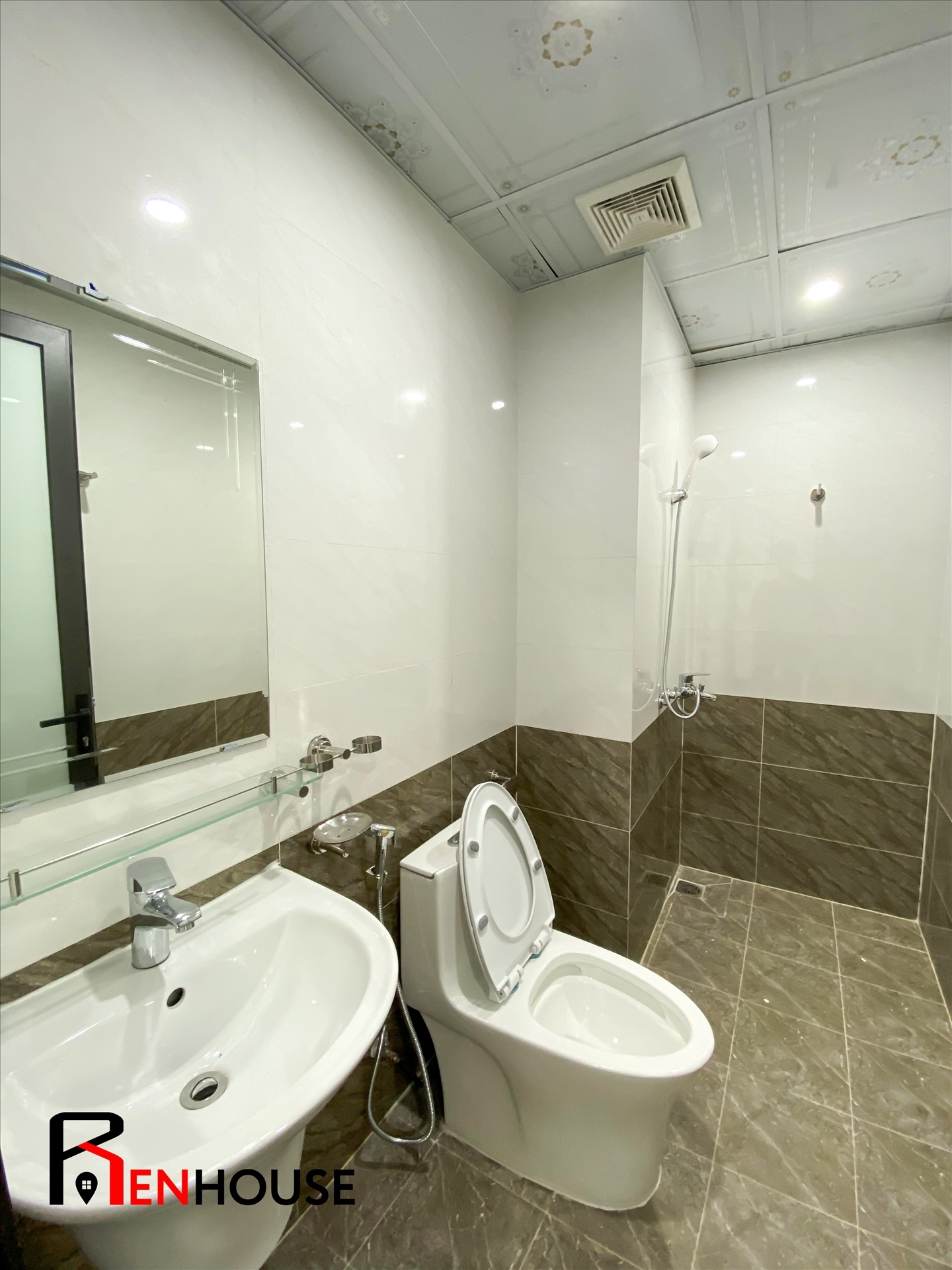 Phòng trọ 1 Phòng ngủ 33m2 tại RenHouse 4 Trần Thái Tông - Cầu Giấy - Phòng tắm