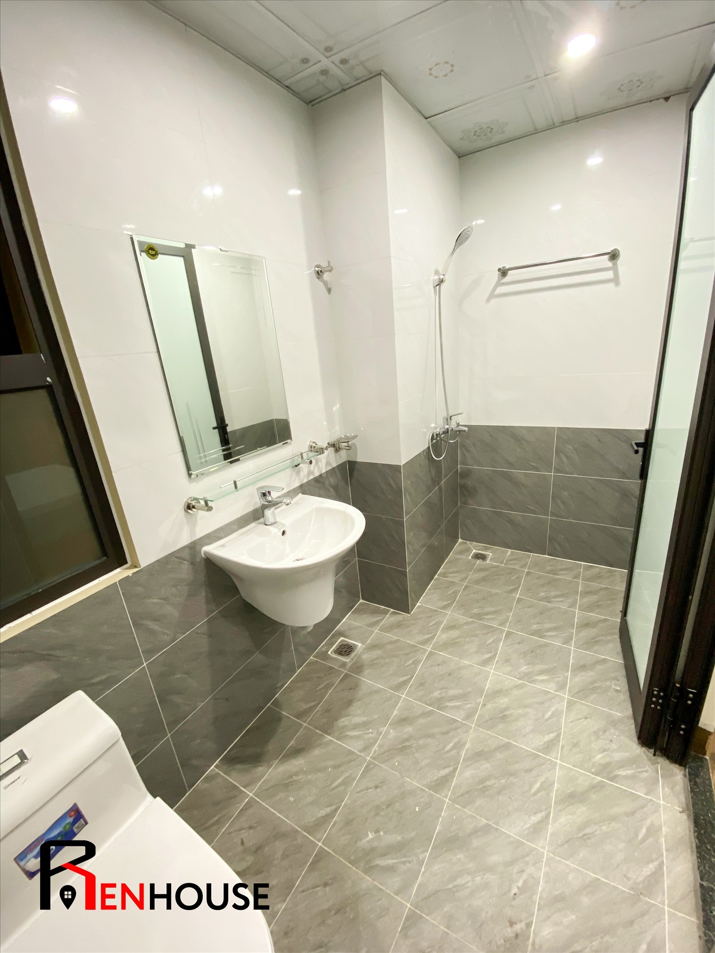 Phòng trọ Studio 26m2 tại RenHouse 4 Trần Thái Tông - Cầu Giấy - Phòng tắm