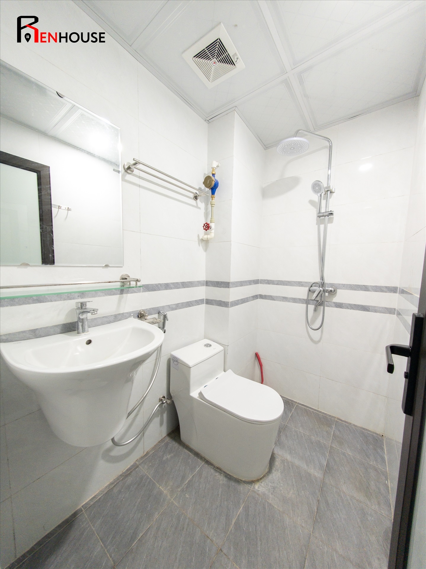 Phòng trọ Studio 28m2 tại RENHOUSE An Dương Vương - Tây Hồ - Phòng tắm