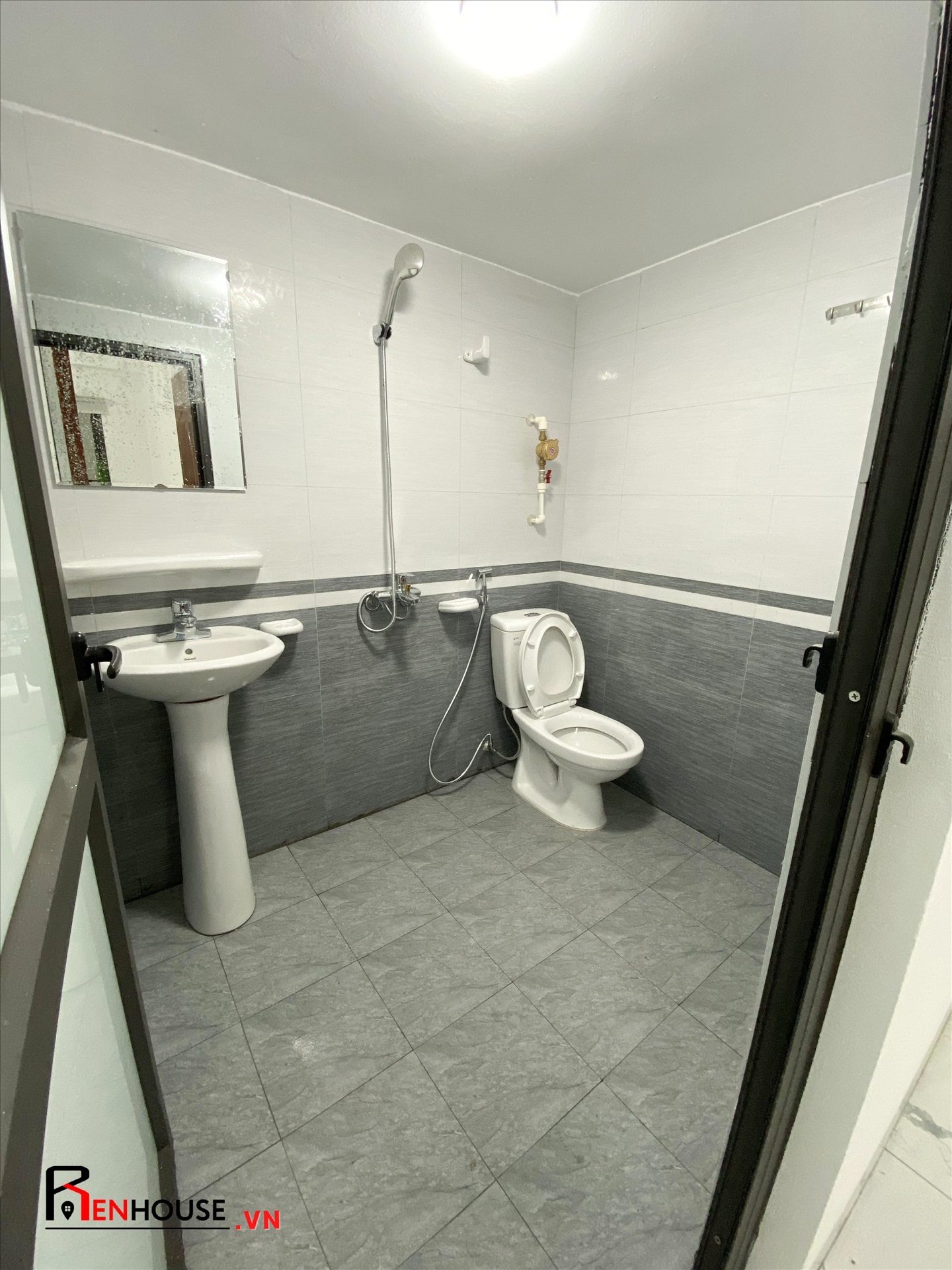 Phòng trọ Studio 35m2 tại RenHouse 2 Đại Lộ Thăng Long - Nam Từ Liêm - Phòng tắm