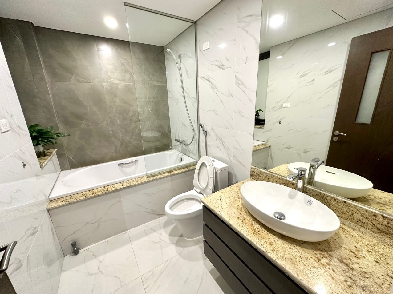 Phòng trọ 1 Phòng ngủ 50m2 tại Blue Homes Nguyễn Đình Thi - Tây Hồ - Phòng tắm