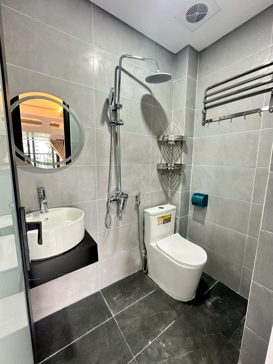 Phòng trọ Duplex 20m2 tại Akaland House Quan Hoa - Cầu Giấy - Phòng tắm