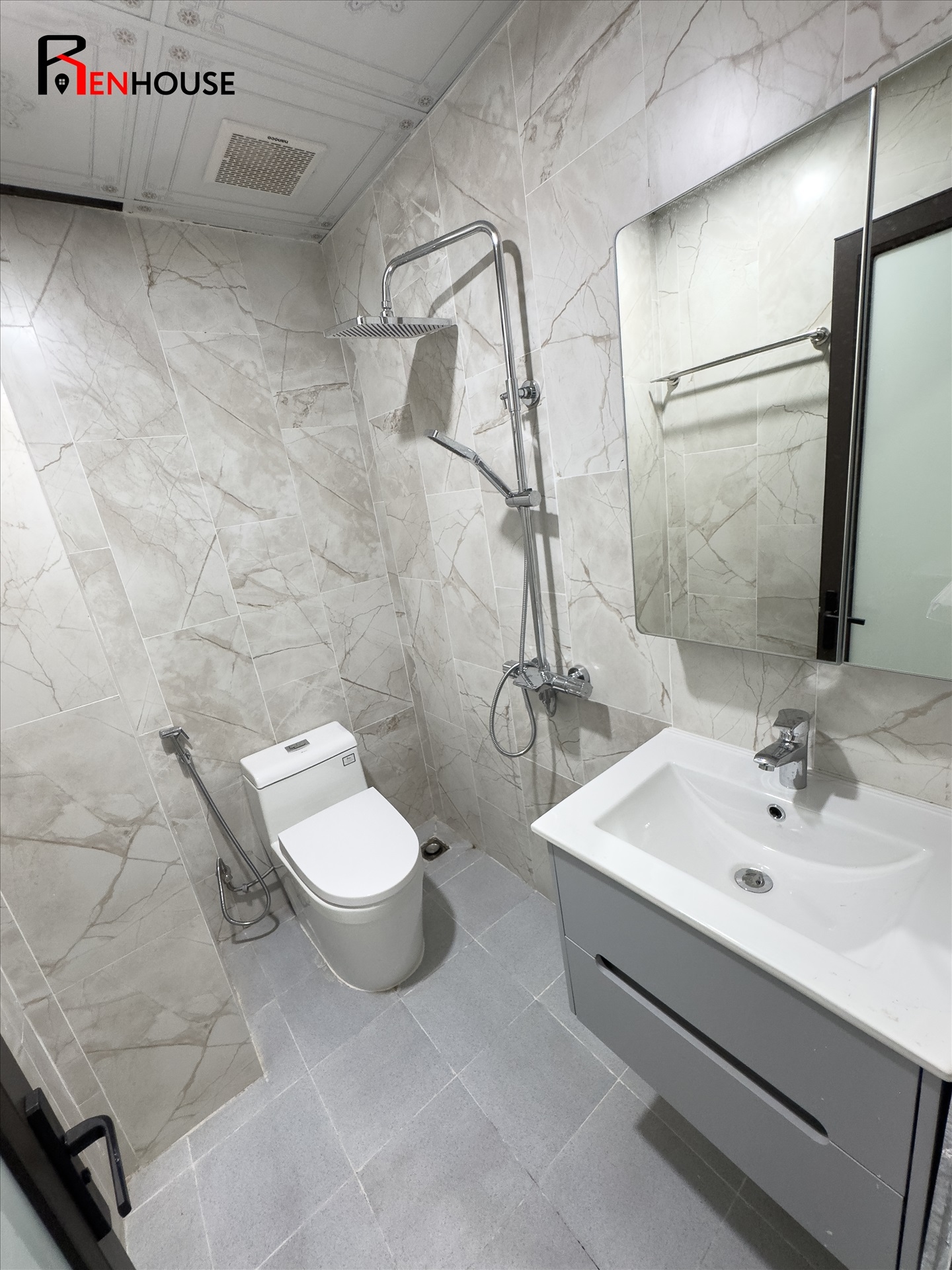 Phòng trọ Studio 28m2 tại RenHouse An Dương Vương 2 - Tây Hồ - Phòng tắm