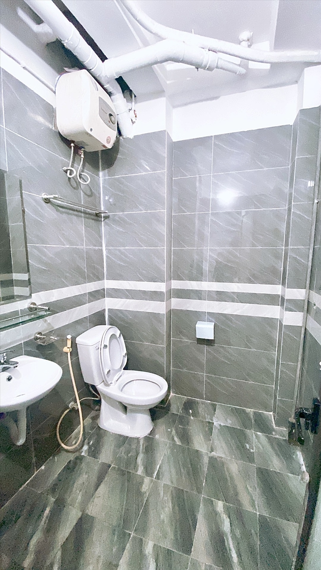 Phòng trọ Studio 22m2 tại QHOME Trung Kính - Cầu Giấy - Phòng tắm