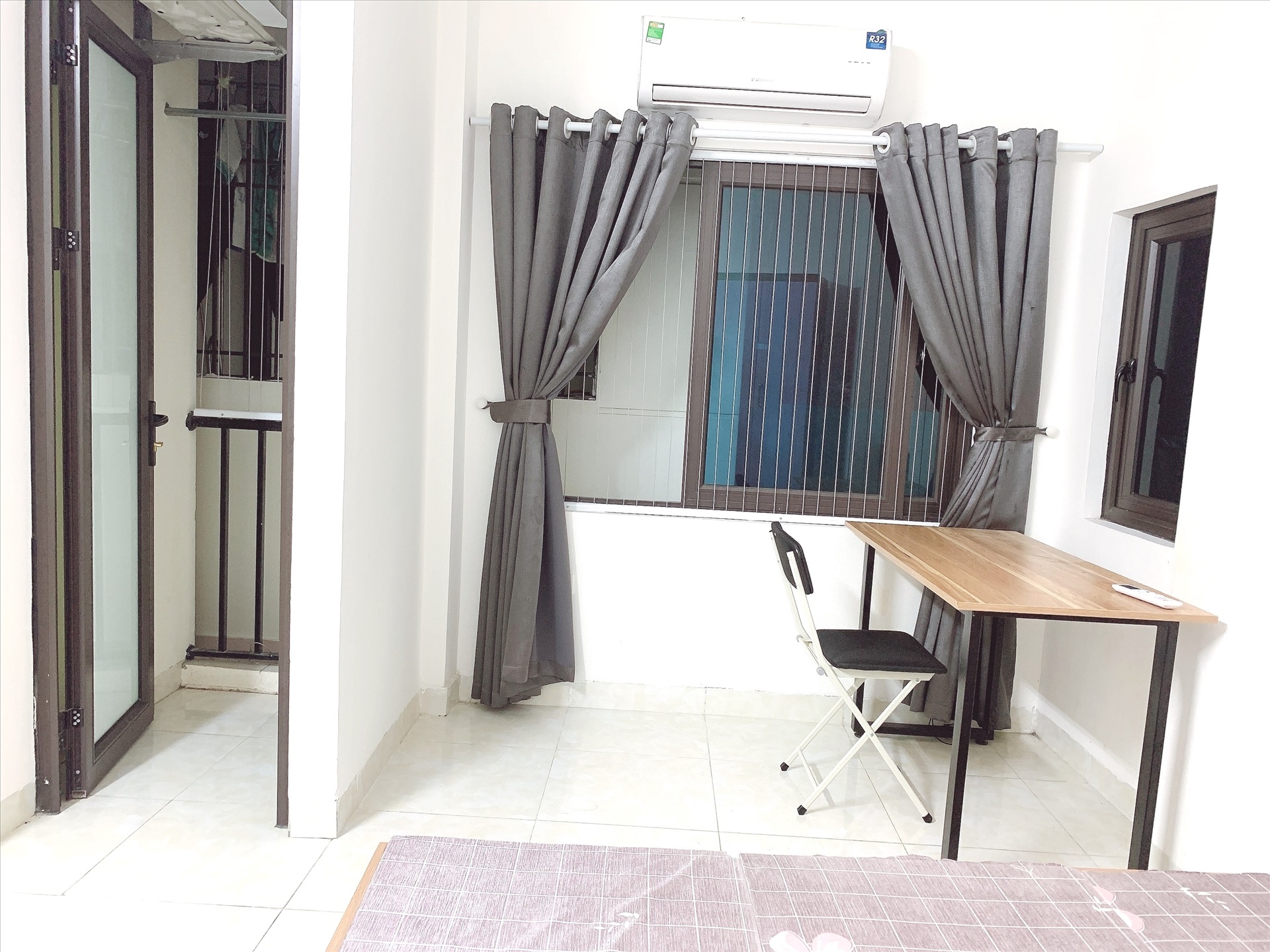 Phòng trọ Studio 30m2 tại AT Home Dương Quảng Hàm - Cầu Giấy - Góc làm việc