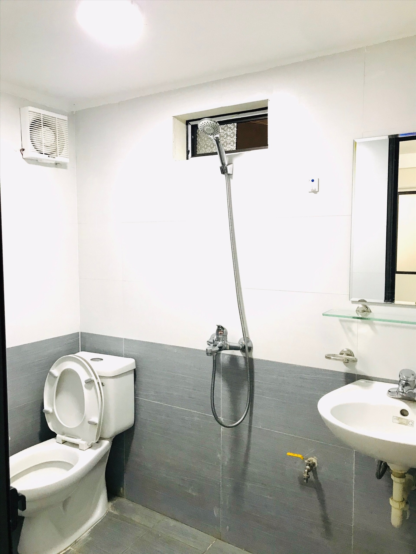 Phòng trọ Studio 30m2 tại TT House 1 Dịch Vọng Hậu - Cầu Giấy - Phòng tắm