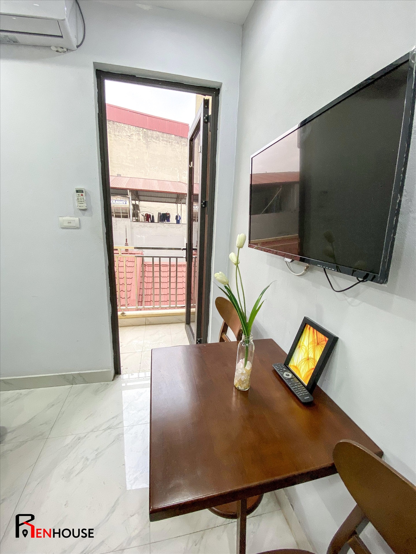 Phòng trọ Studio 24m2 tại RenHouse Đình Thôn - Nam Từ Liêm - Phòng khách