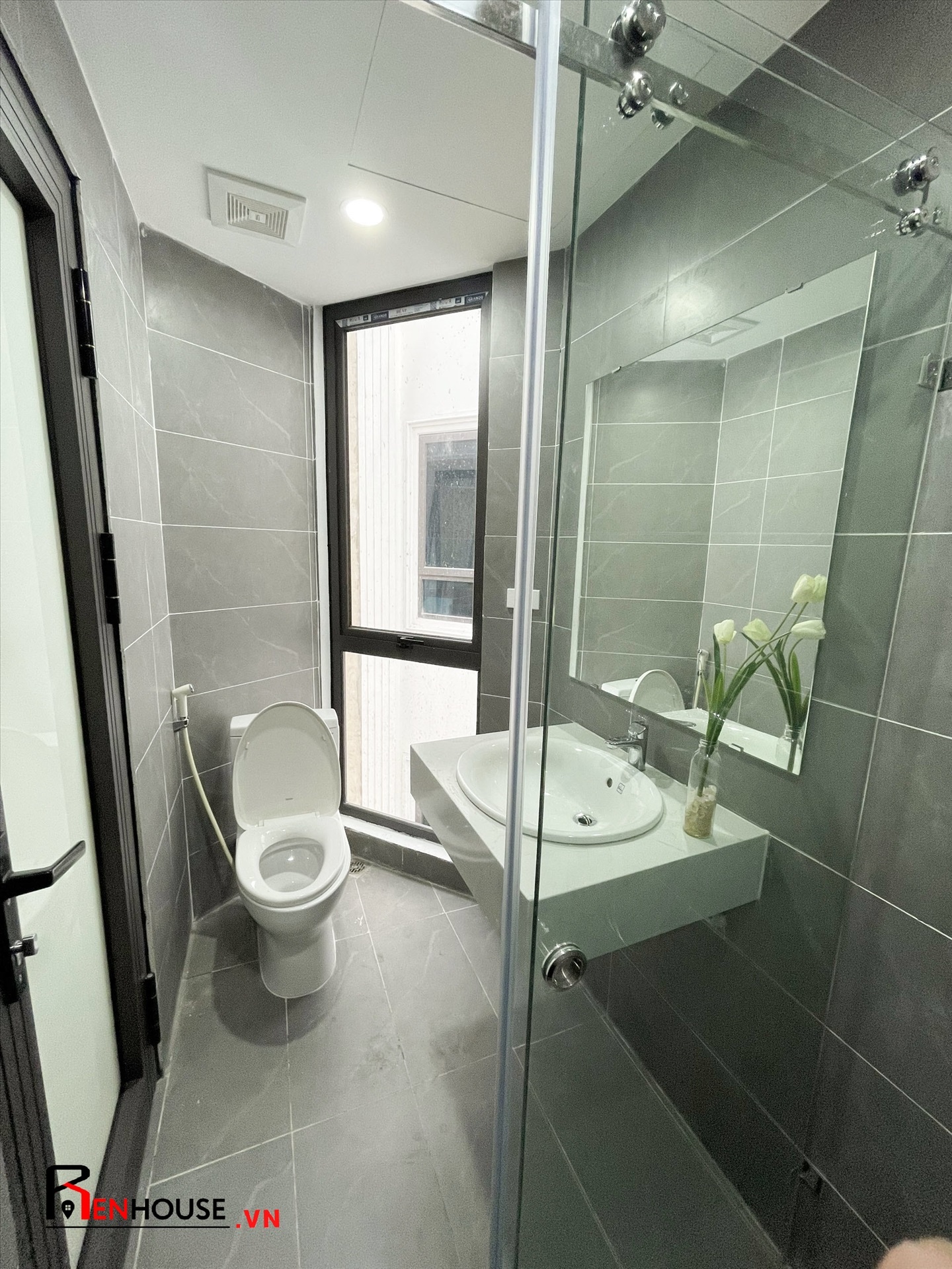 Phòng trọ Studio 28m2 tại RenHouse 2 Trần Thái Tông - Cầu Giấy - Phòng tắm