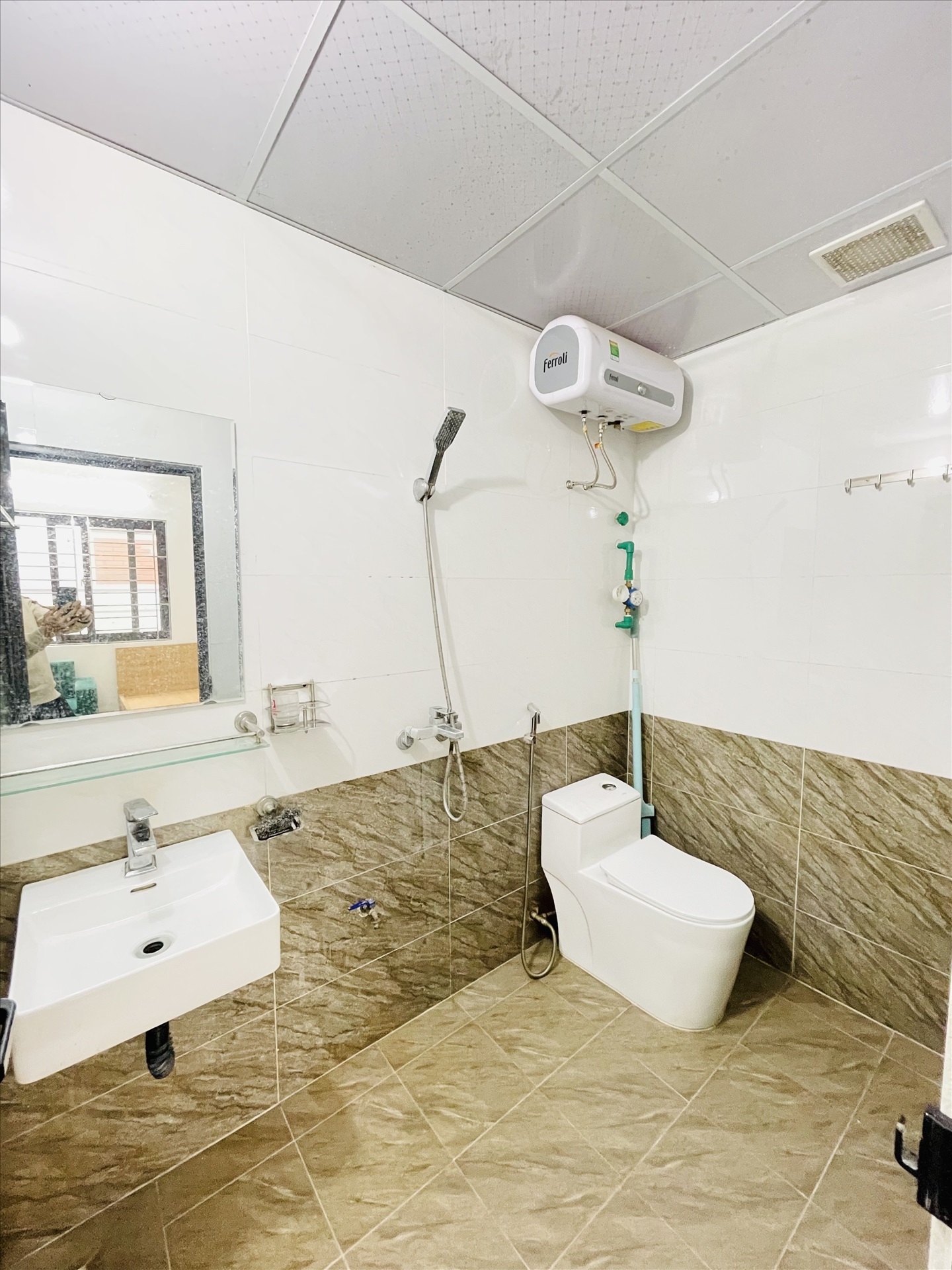 Phòng trọ Studio 25m2 tại Friends Team Đường Láng - Đống Đa - Phòng tắm
