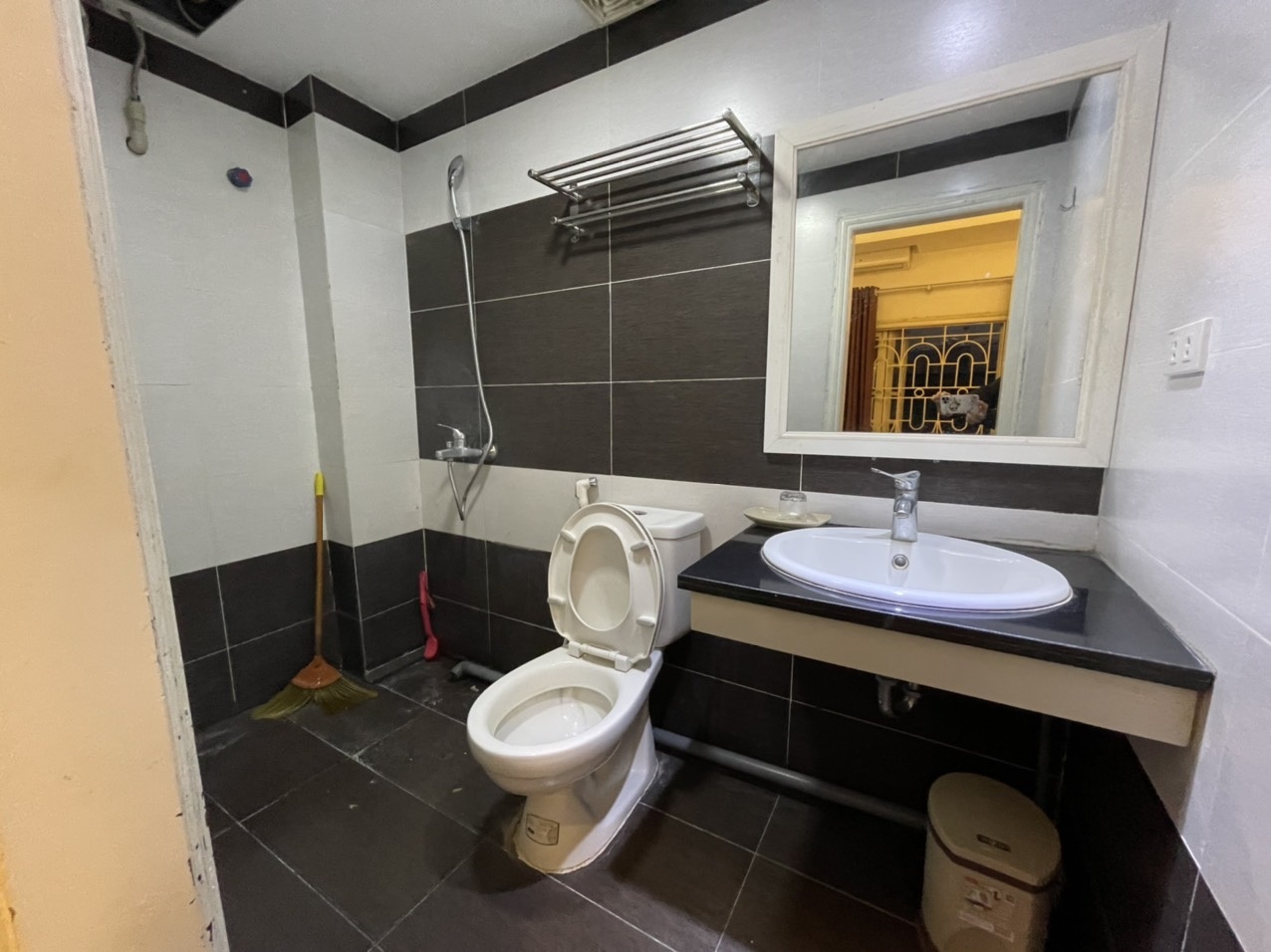 Phòng trọ Studio 24m2 tại Sunny Apartment Trần Duy Hưng - Cầu Giấy - Phòng tắm