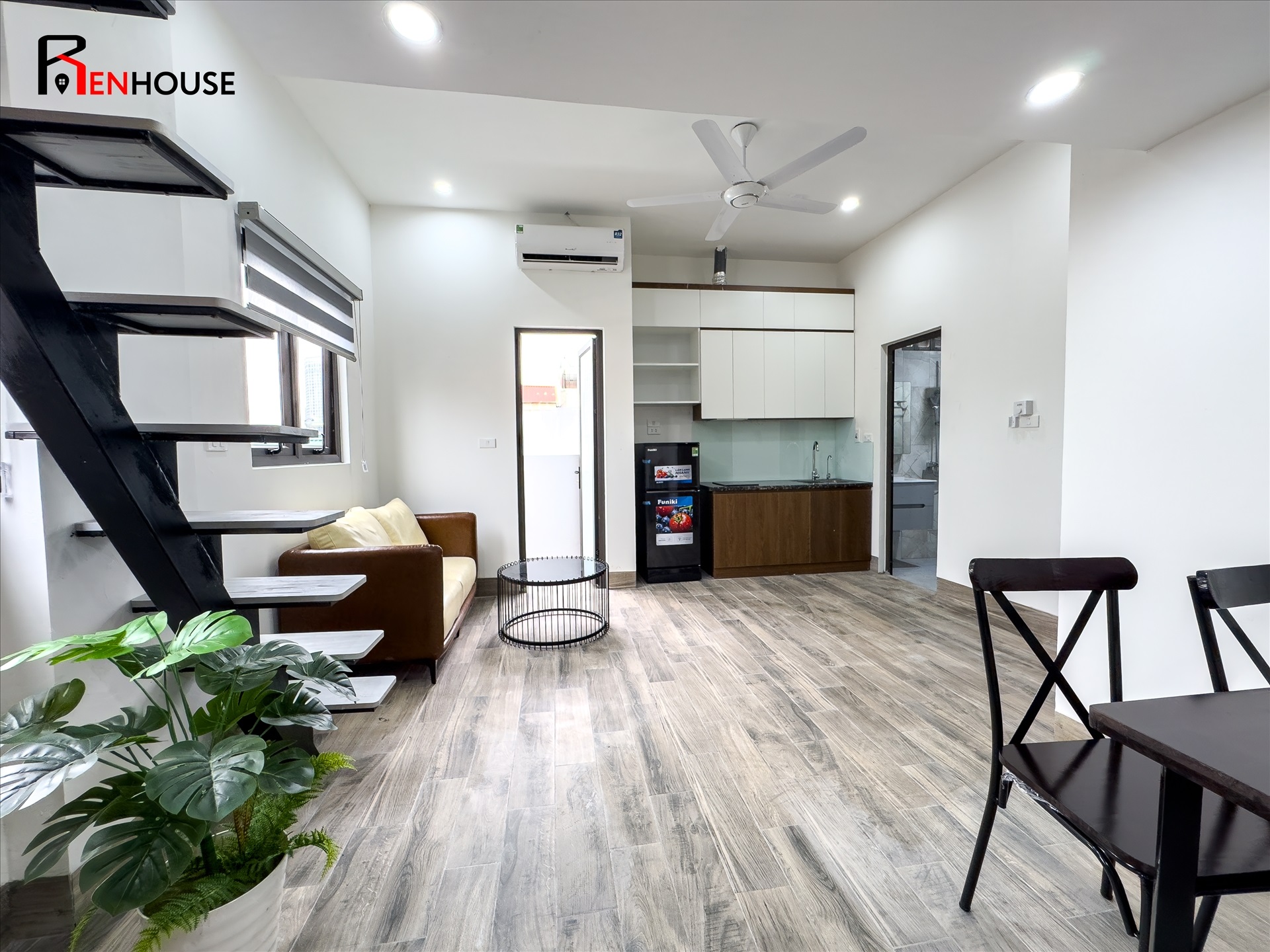 Phòng trọ Duplex 35m2 tại RenHouse An Dương Vương 2 - Tây Hồ - Phòng khách