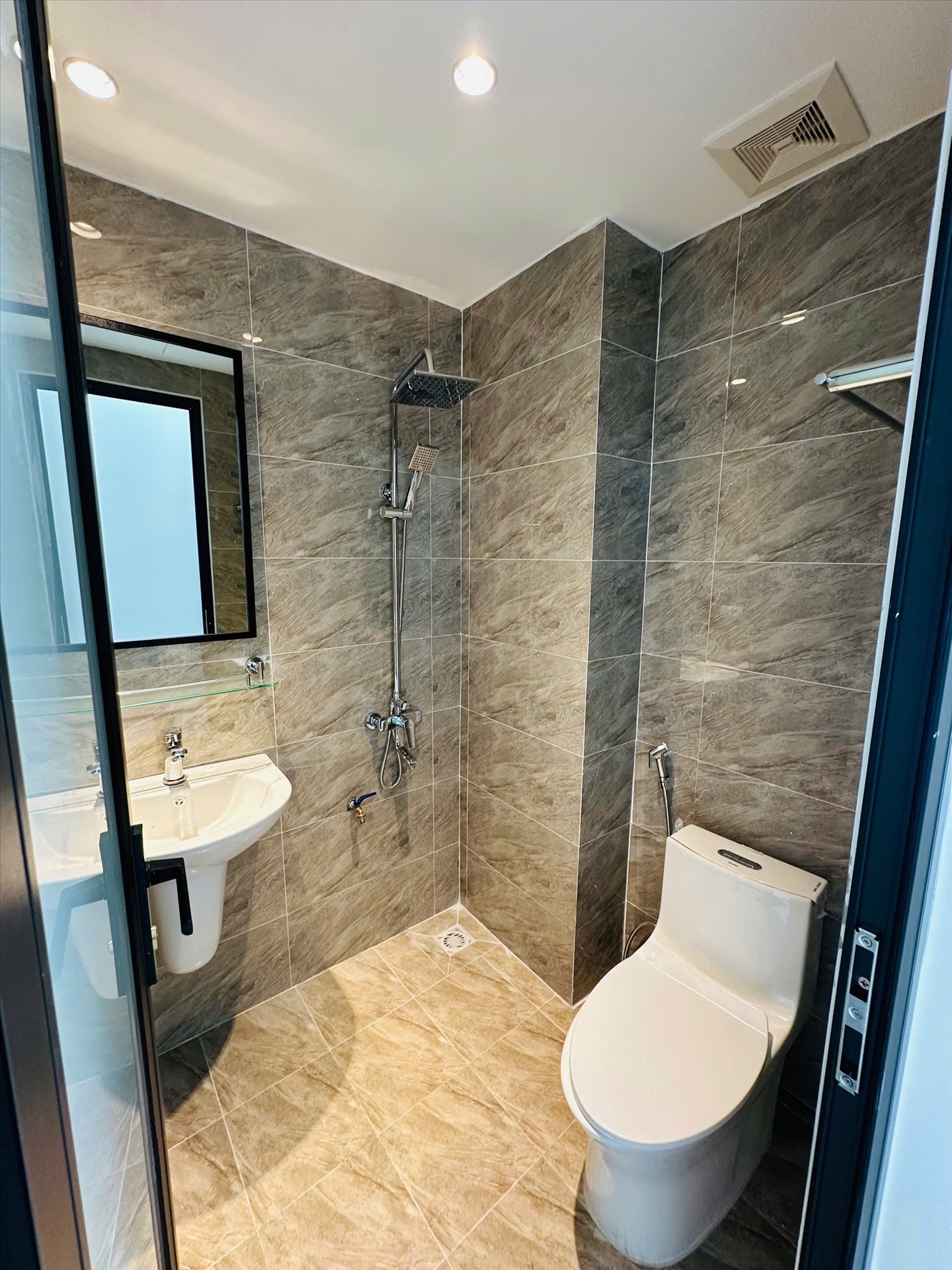 Phòng trọ Studio 25m2 tại HN Housing Nguyễn Khánh Toàn - Cầu Giấy - Phòng tắm