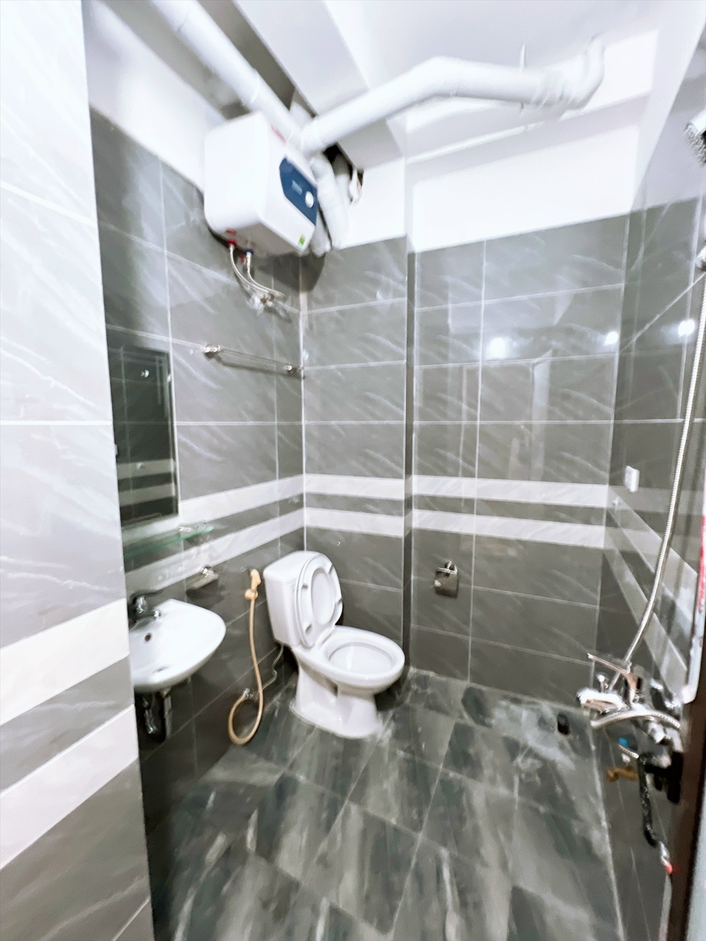 Phòng trọ Studio 22m2 tại QHOME Trung Kính - Cầu Giấy - Phòng tắm