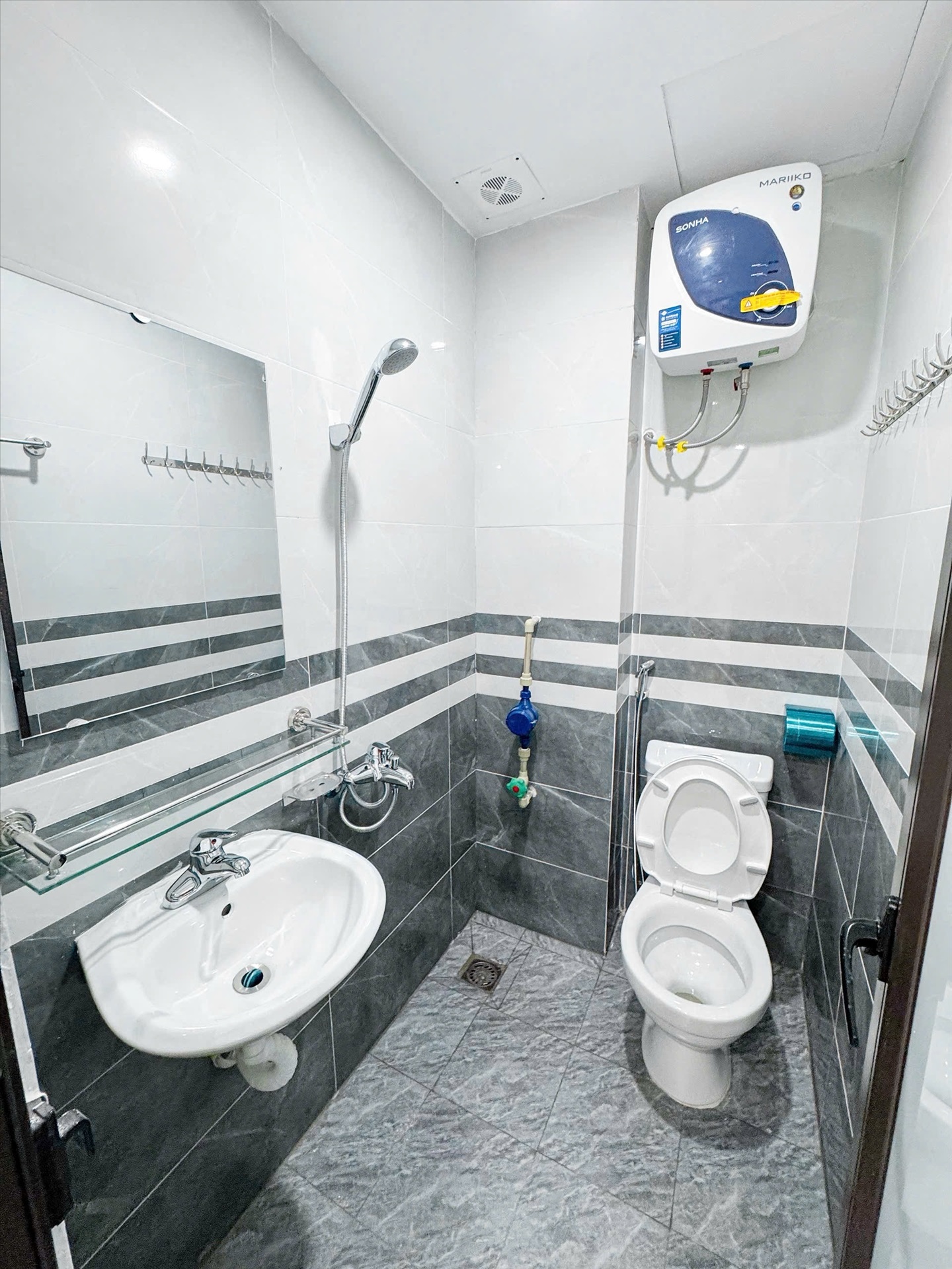 Phòng trọ Studio 25m2 tại Friends Team Chính Kinh - Thanh Xuân - Phòng tắm
