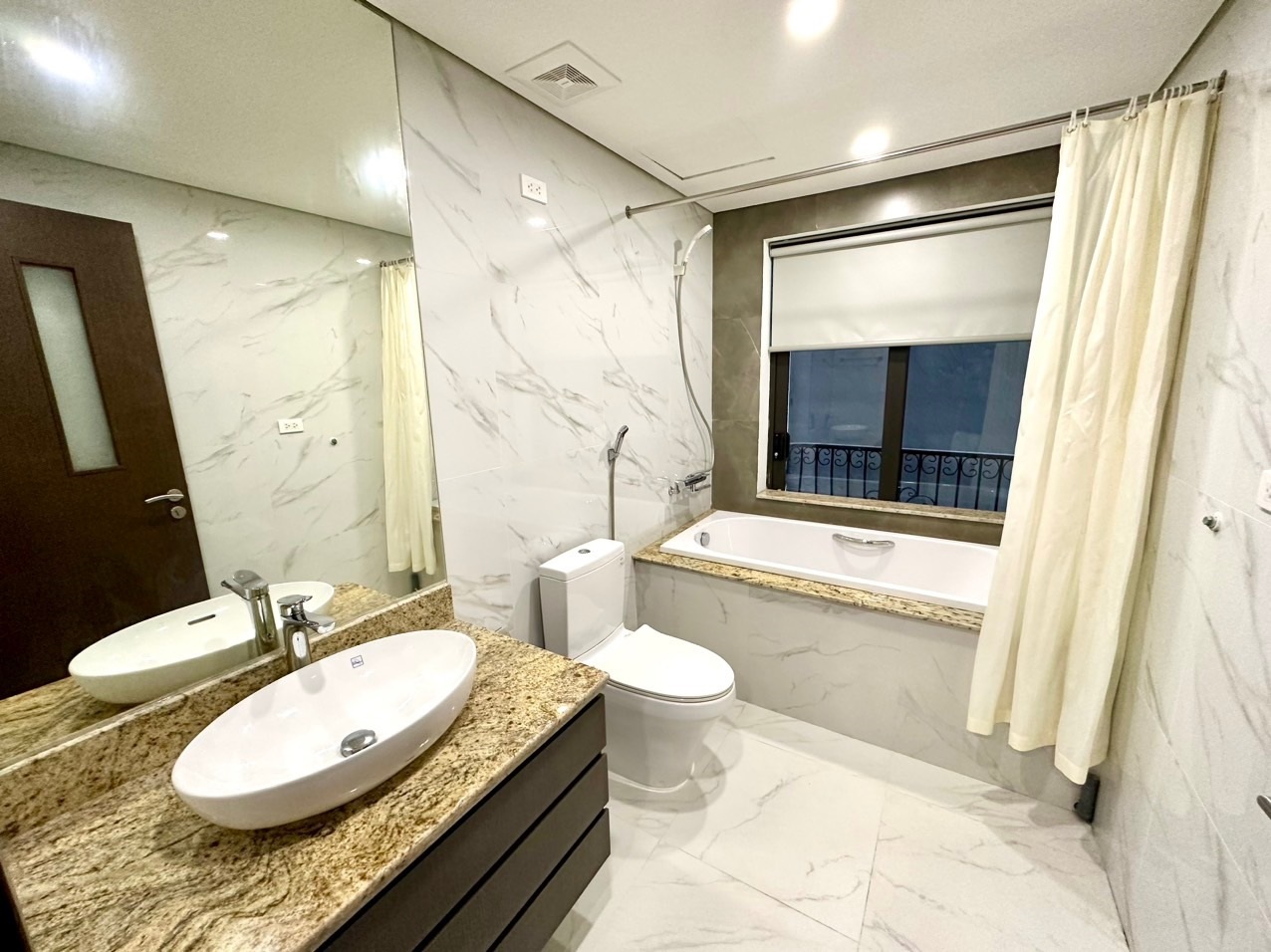 Phòng trọ Studio 50m2 tại Blue Homes Nguyễn Đình Thi - Tây Hồ - Phòng tắm