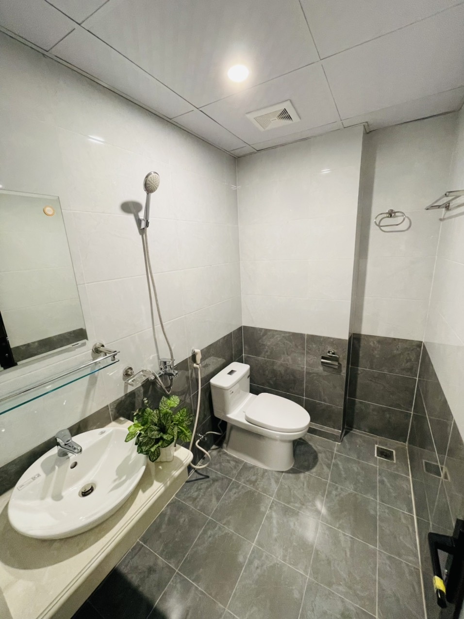 Phòng trọ Studio 25m2 tại Airstay Vũ Ngọc Phan - Đống Đa - Phòng tắm