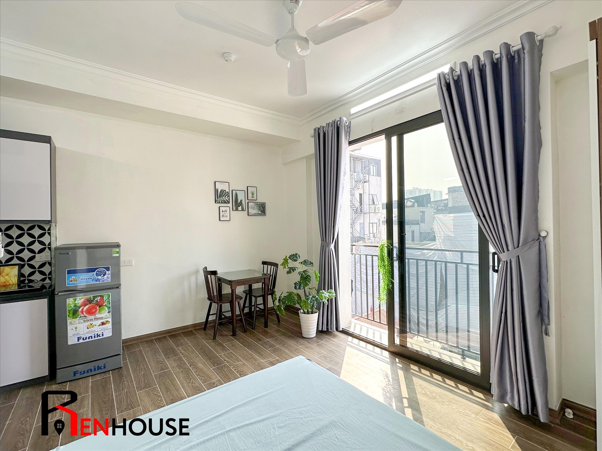 Phòng trọ Studio 28m2 tại RenHouse Hồ Tùng Mậu - Cầu Giấy - Phòng khách