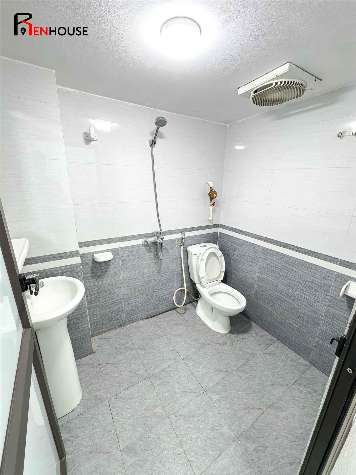Phòng trọ 1 Phòng ngủ 35m2 tại RenHouse 2 Đại Lộ Thăng Long - Nam Từ Liêm - Phòng tắm