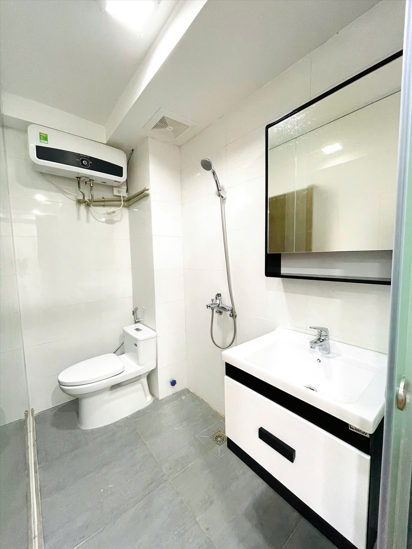Phòng trọ 1 Phòng ngủ 20m2 tại TT House 3 Đường Láng - Đống Đa - Phòng tắm