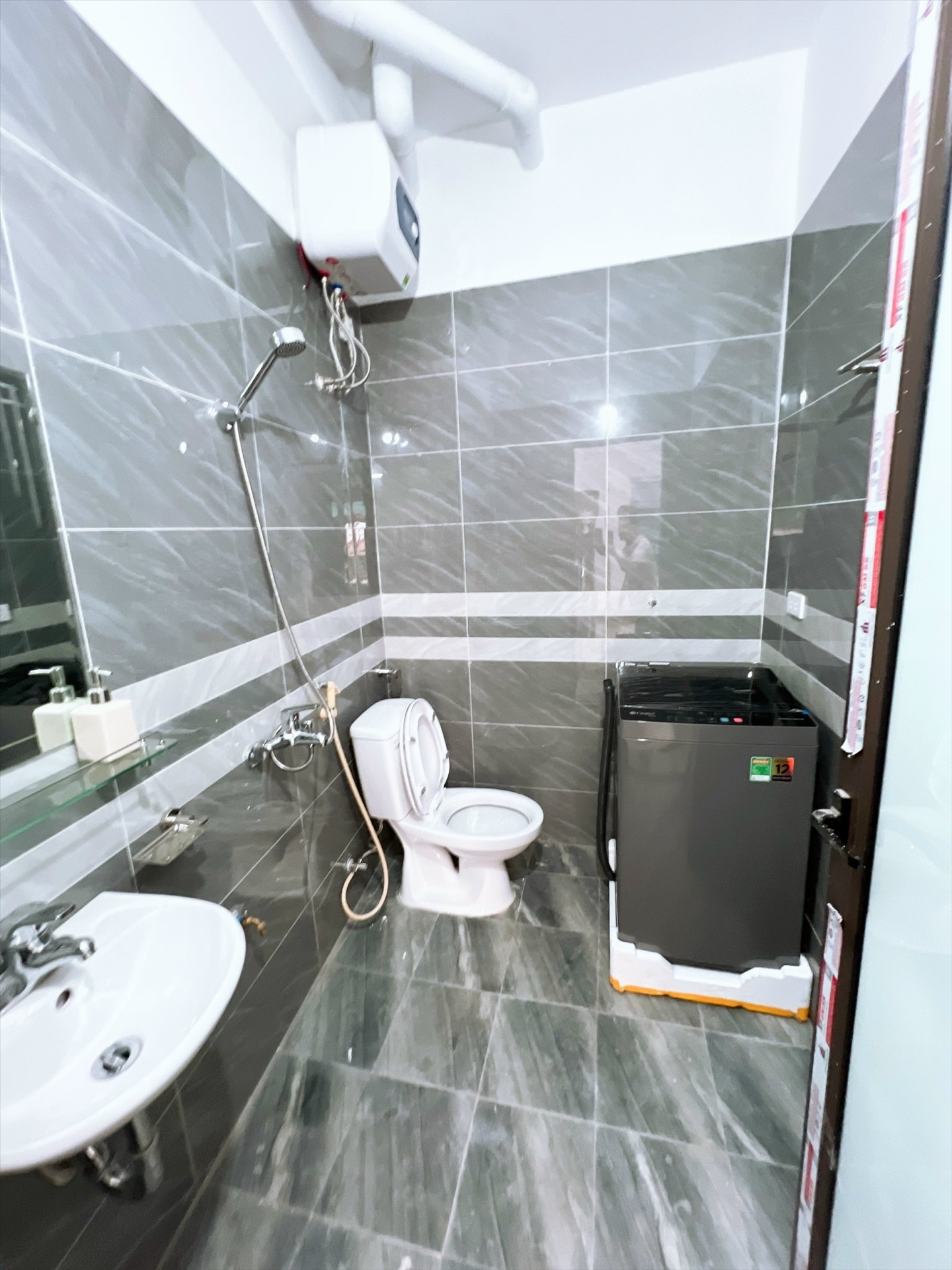 Phòng trọ Studio 28m2 tại QHOME Trung Kính - Cầu Giấy - Phòng tắm