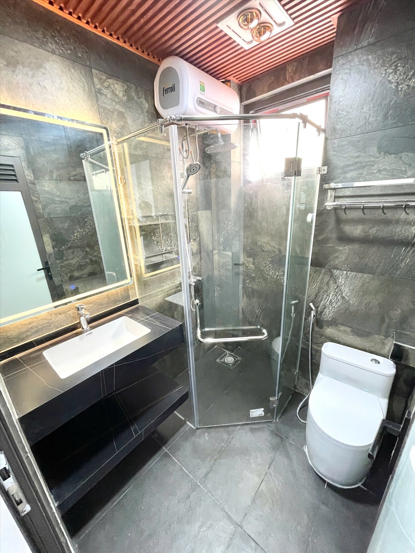 Phòng trọ Studio 42m2 tại Airstay Chợ Khâm Thiên - Đông Đa - Phòng tắm