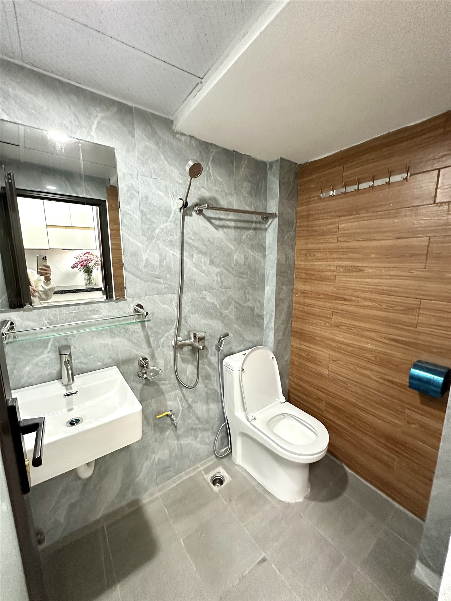 Phòng trọ Studio 30m2 tại TT House Xuân Thủy - Cầu Giấy - Phòng tắm