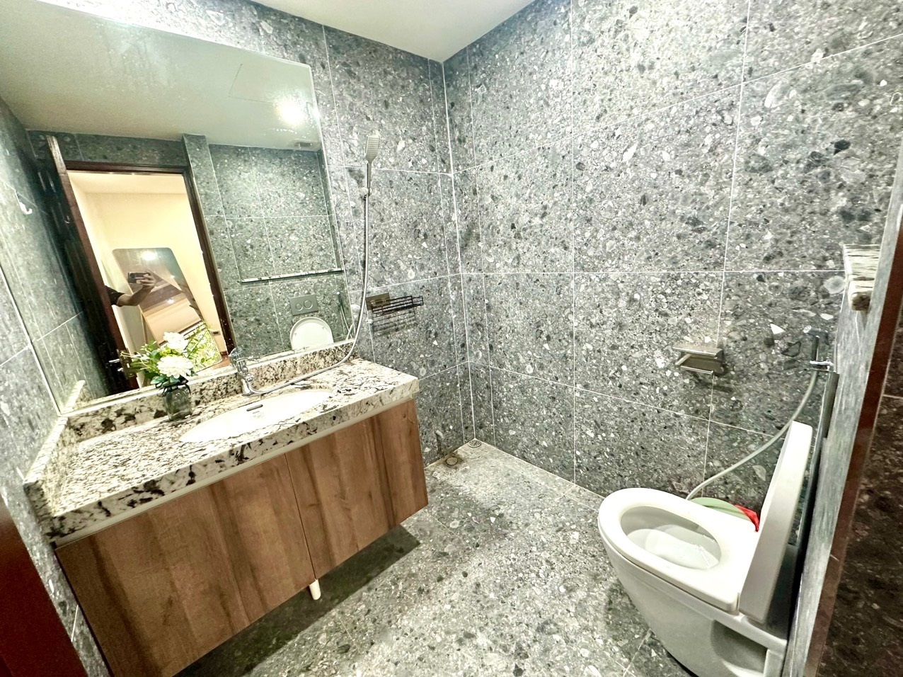 Phòng trọ Studio 100m2 tại Blue Homes Mạc Đĩnh Chi - Ba Đình - Phòng tắm